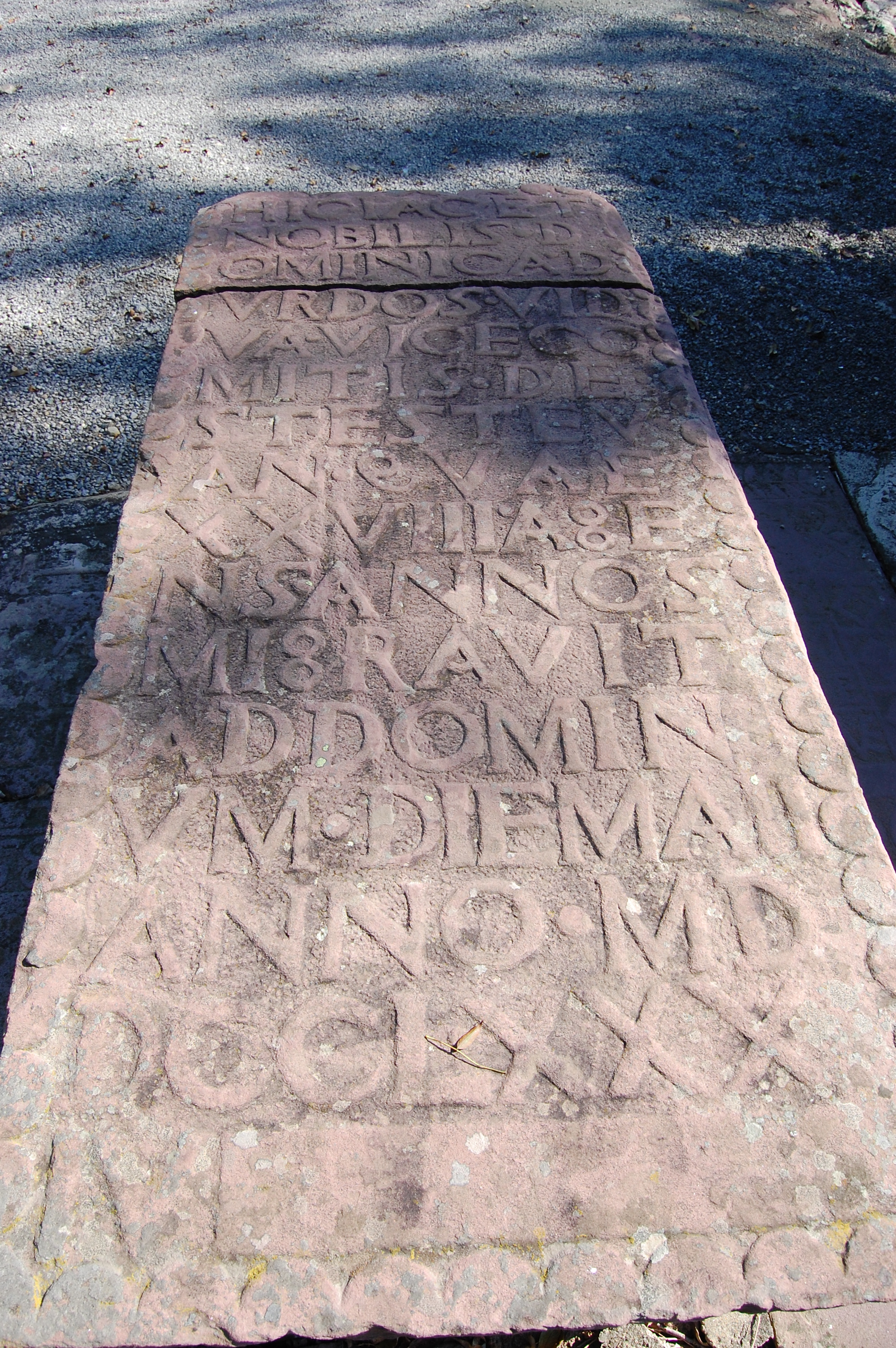 Lápida en el cementerio de la iglesia vieja