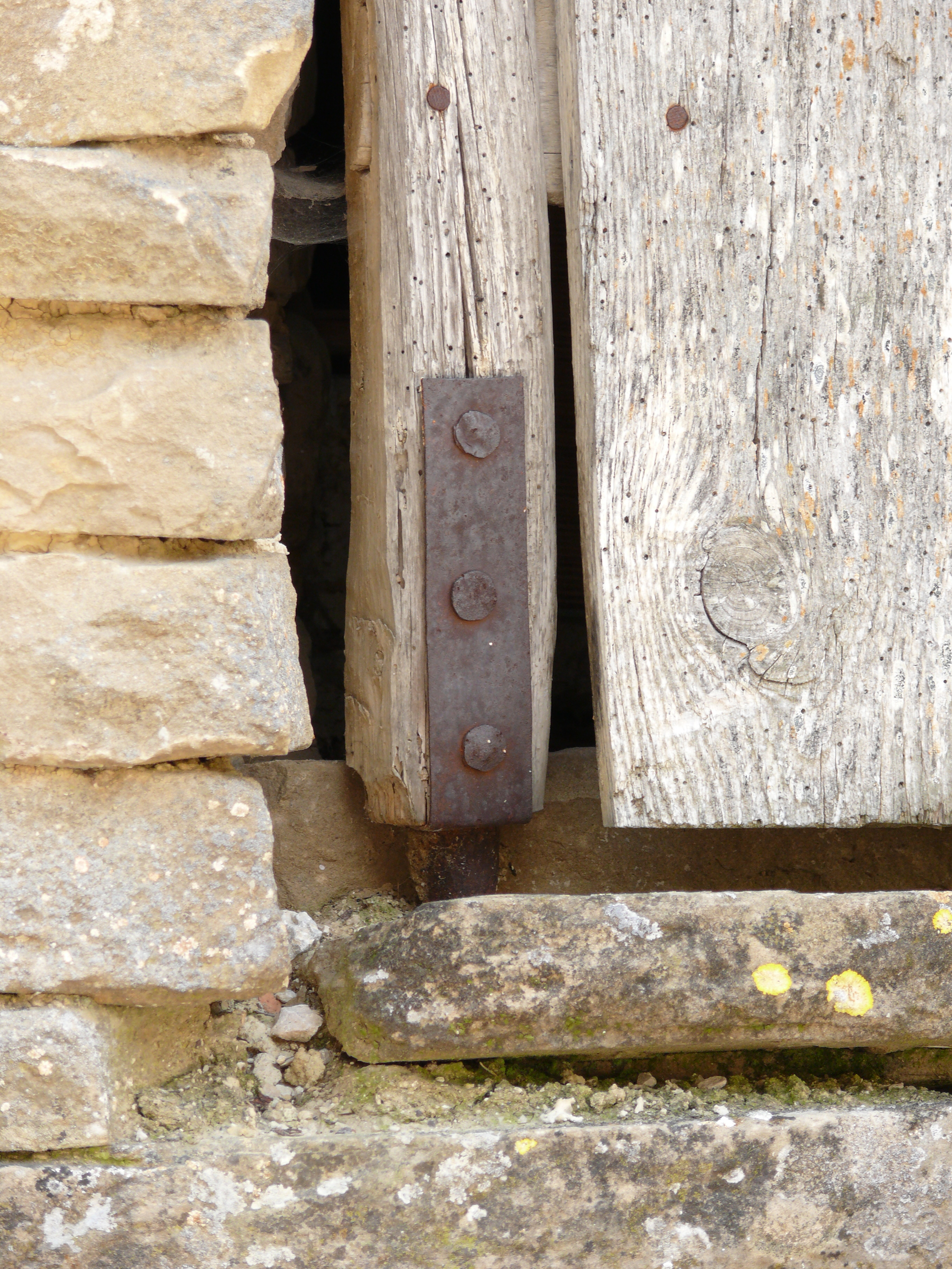Detalle del tejuelo de la puerta anterior. (Imagen JAV)