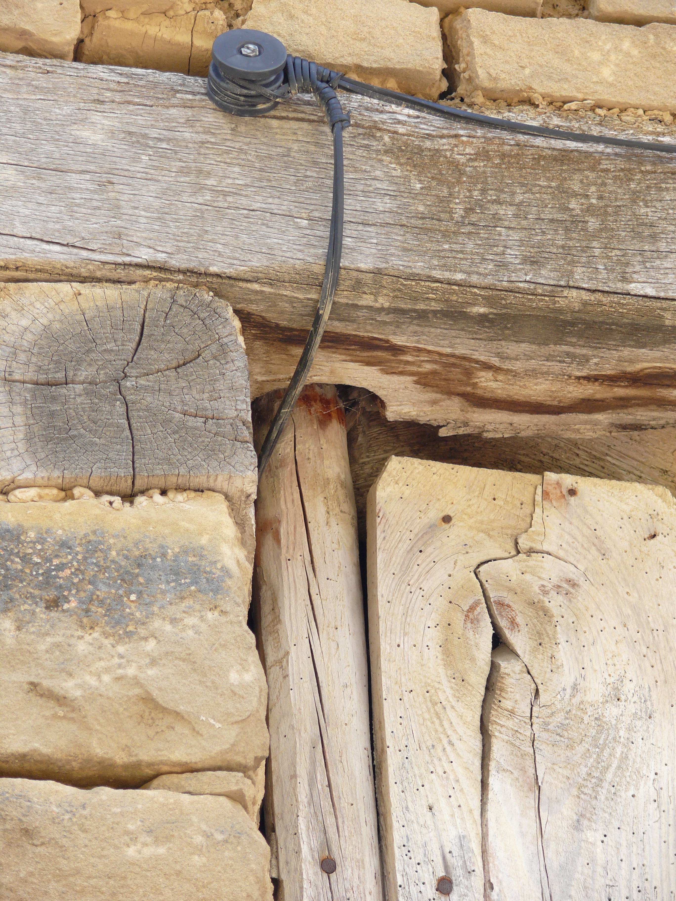 Eje de la misma puerta, en la parte superior. (Imagen JAV)