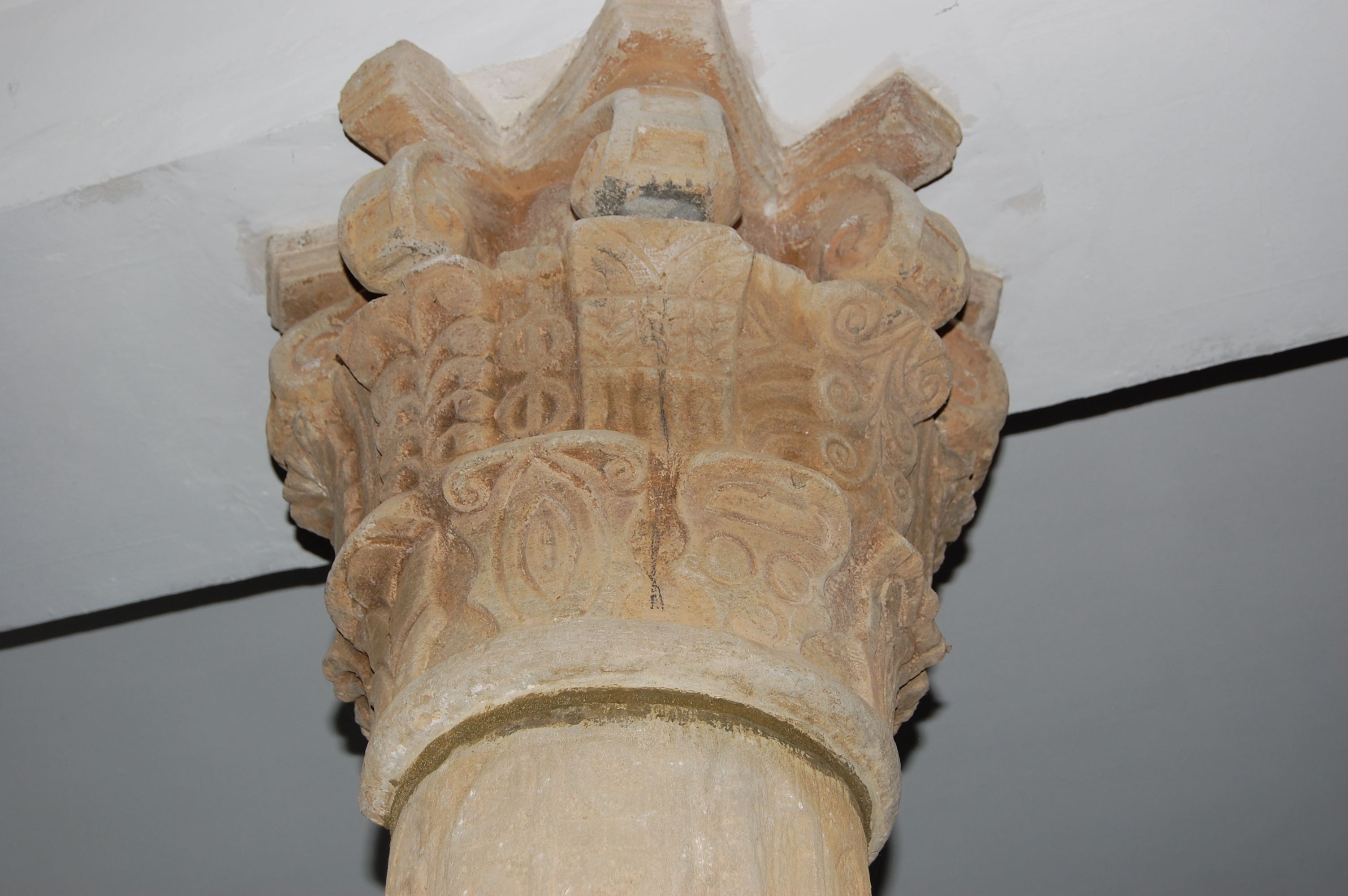 Columna de la pila de agua bendita