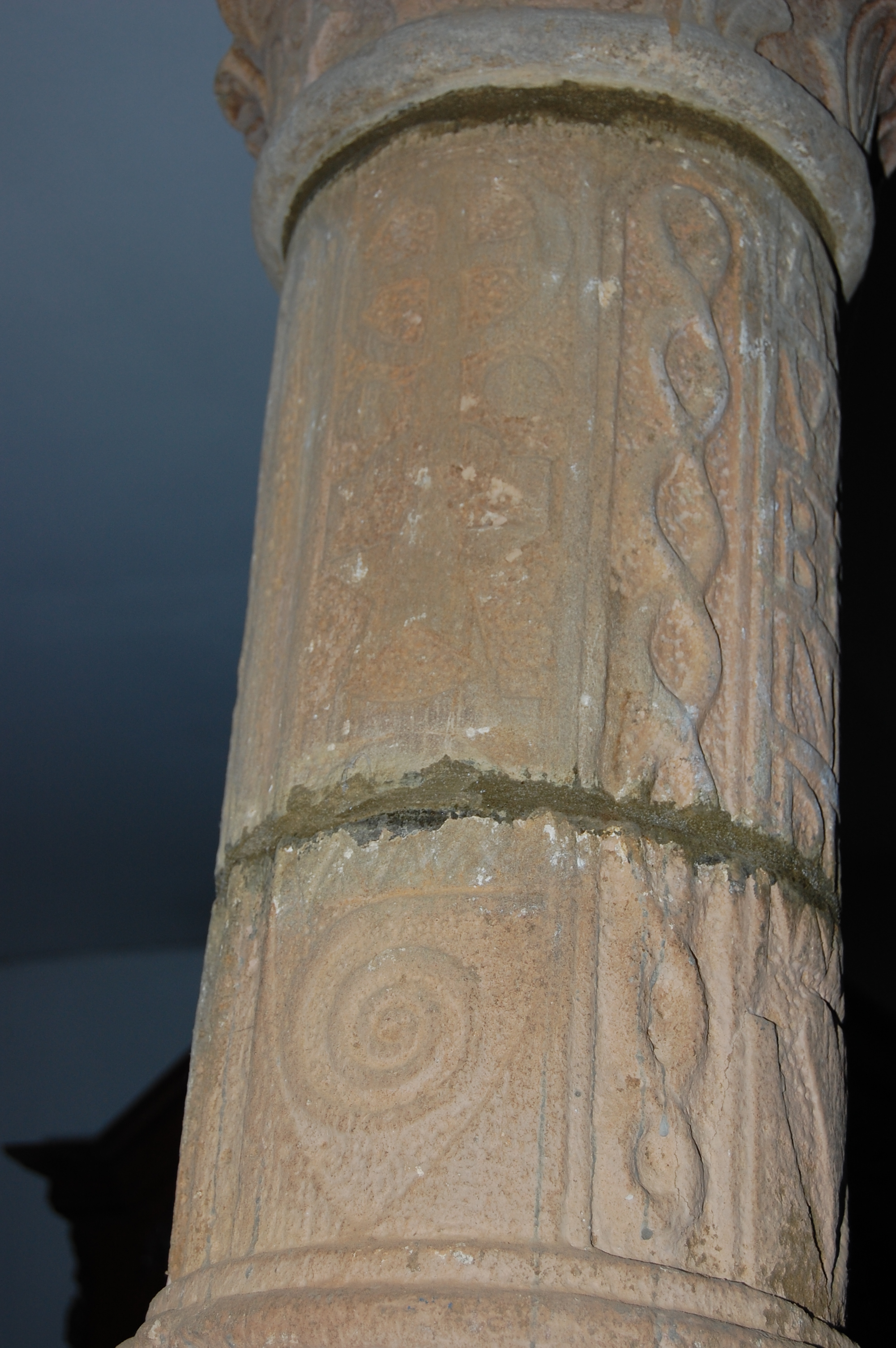 Columna de la pila de agua bendita