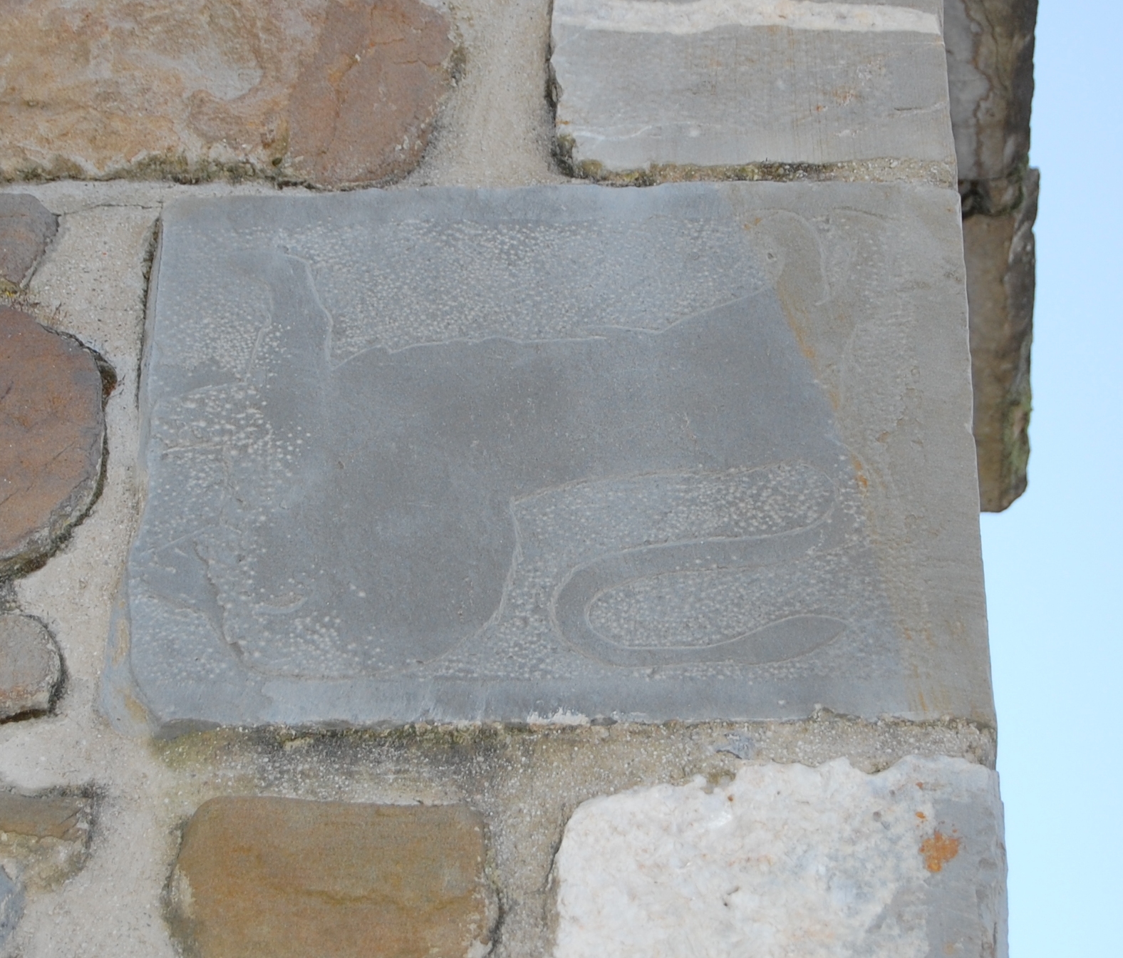 Piedras esculpidas a la entrada de la iglesia