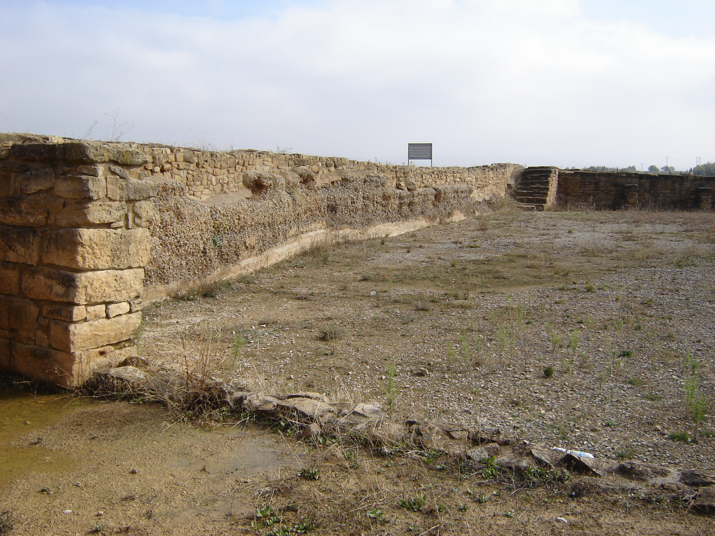 Lateral sin contrafuertes y acceso al interior del depósito. (JAV)