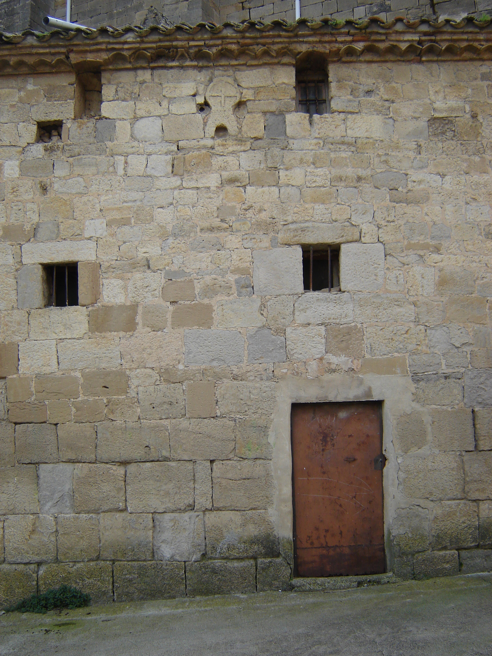 Detalle. Arriba, estela con una cruz inscrita. Los huecos que la rodean, contuvieron incrustados como escarmiento, los cráneos de tres mirandeses. (JAV)