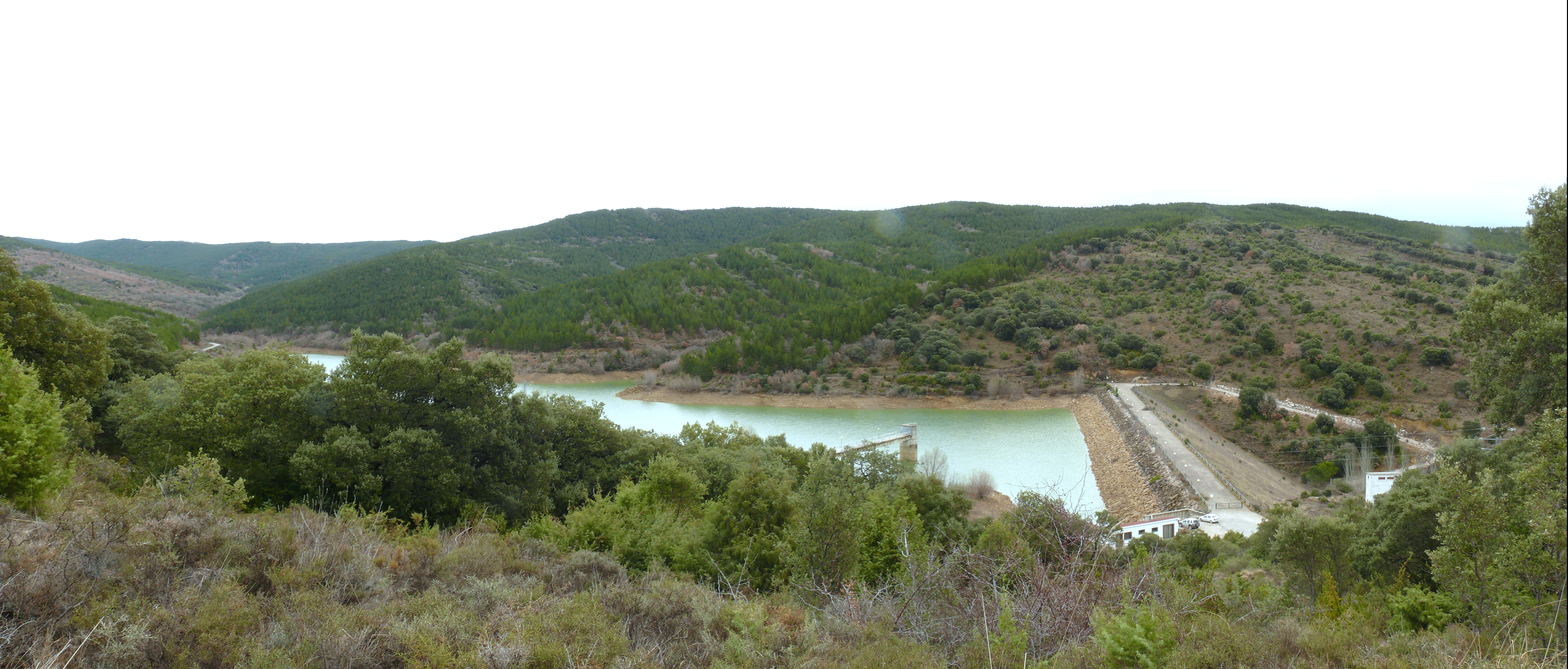 Otra vista de la presa del embalse de Mairaga.