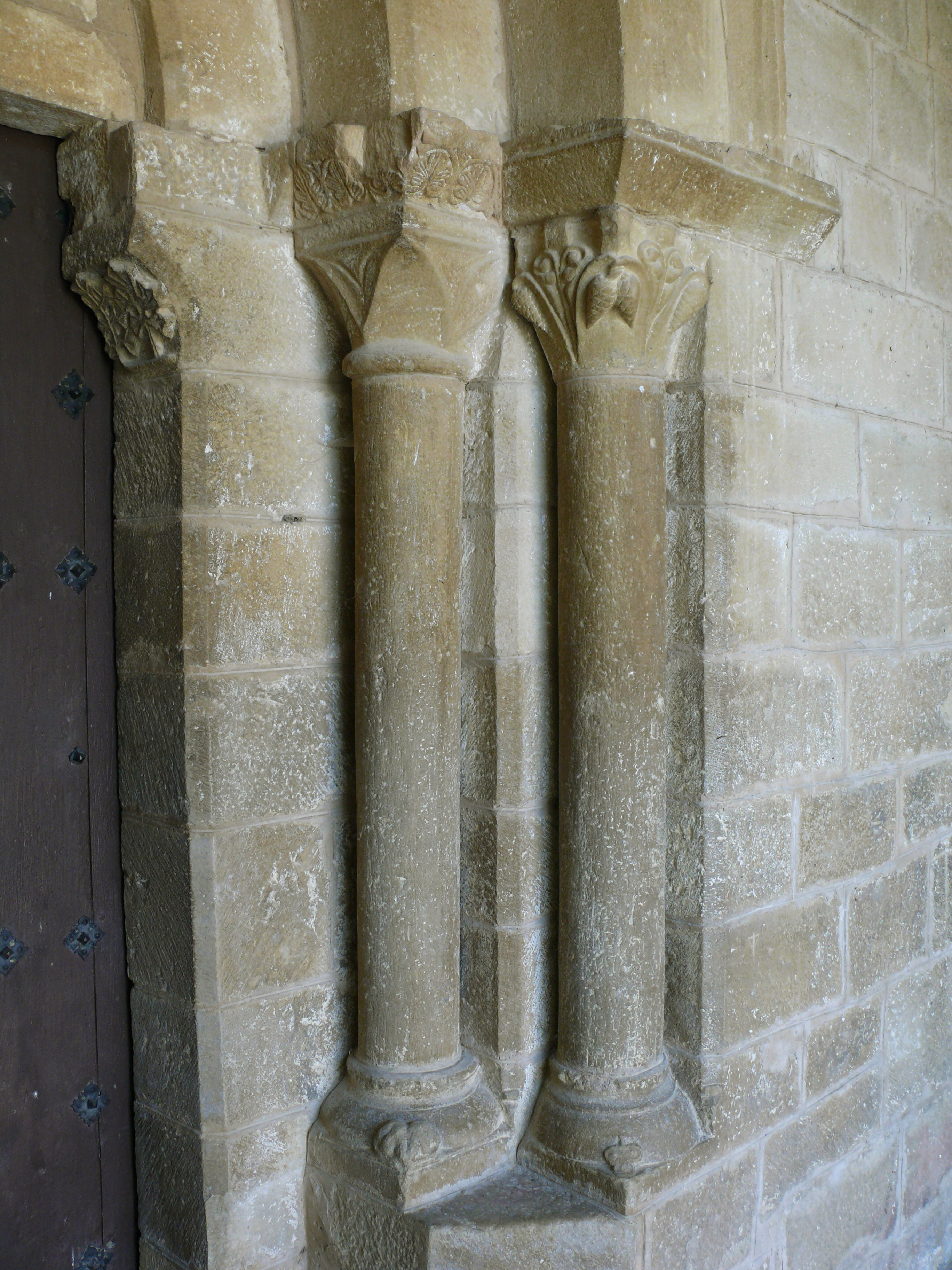 Vista de las columnas del lado derecho de la entrada.