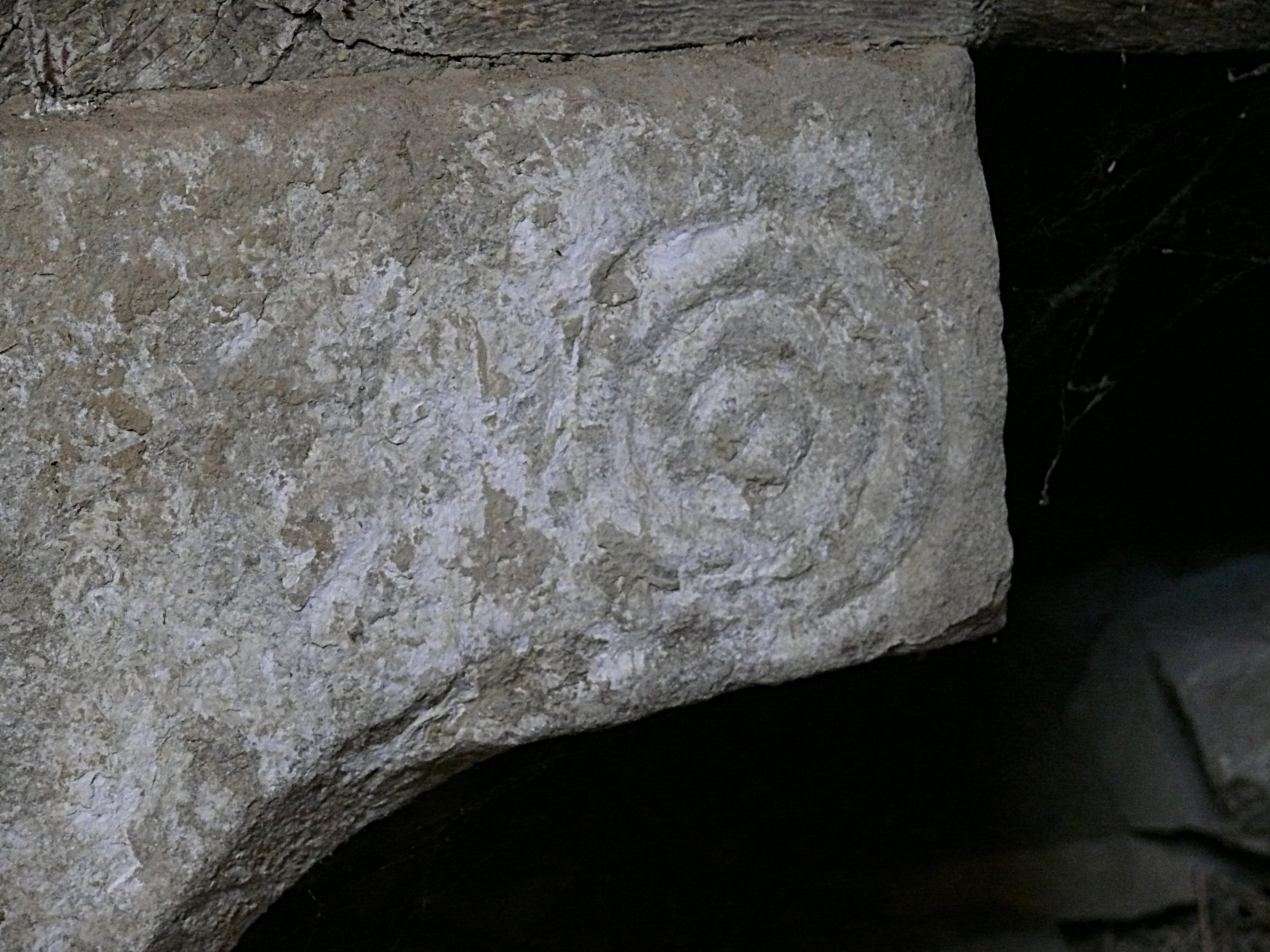 Parte superior izquierda de la puerta, adornado con este grabado de un motivo en espiral.