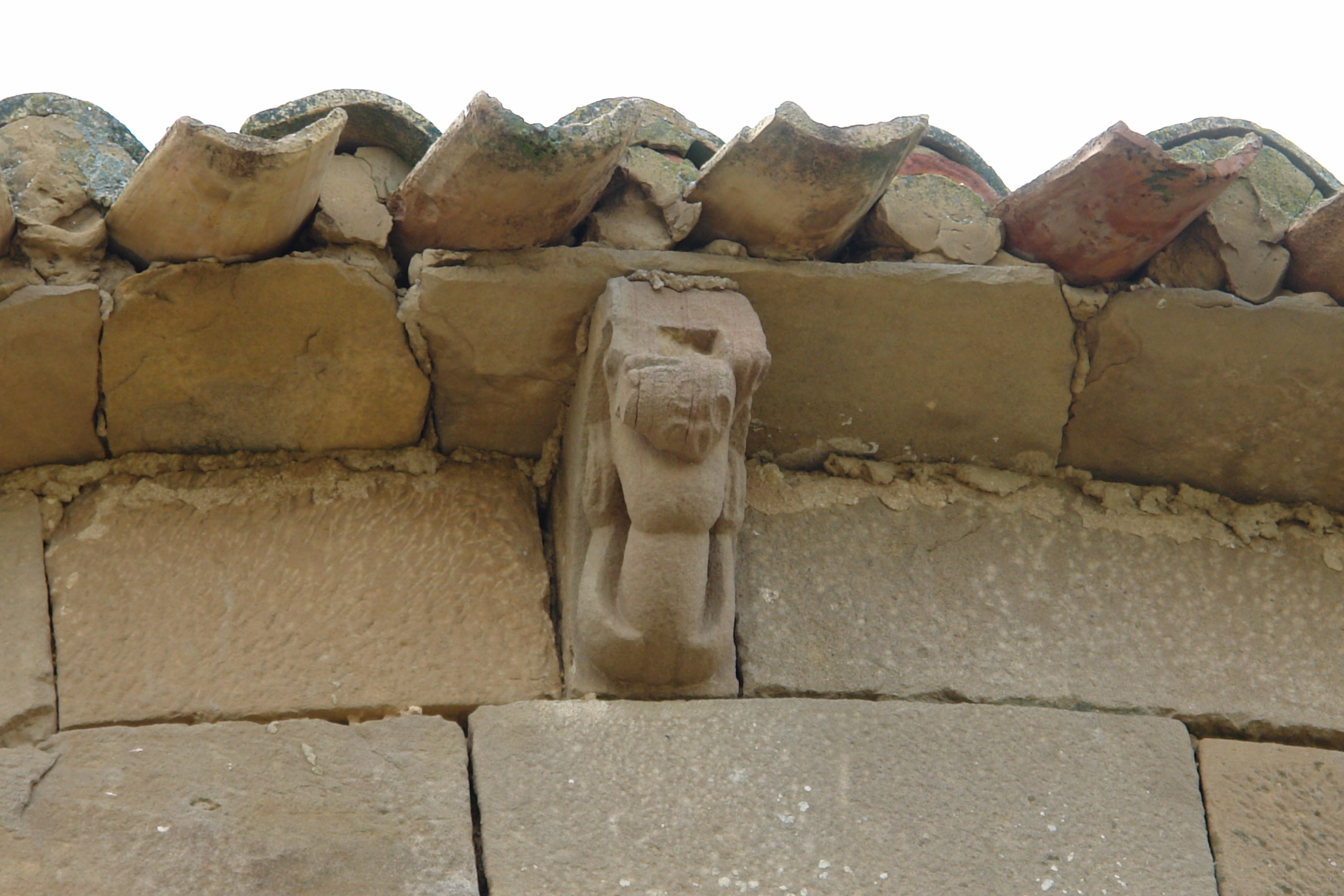 Canes del ábside, que representan una variada colección de figuras