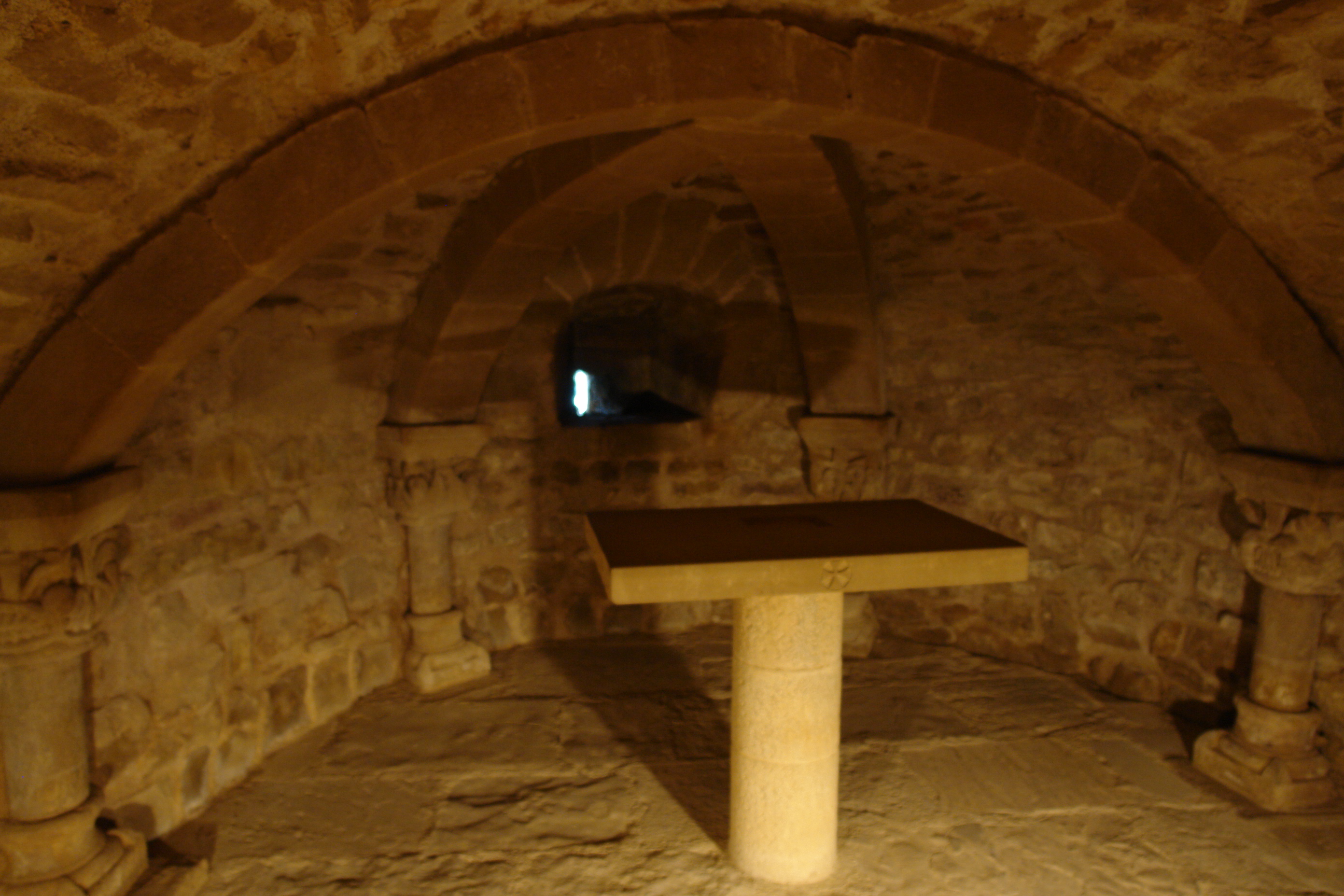 Canes del ábside, que representan una variada colección de figuras