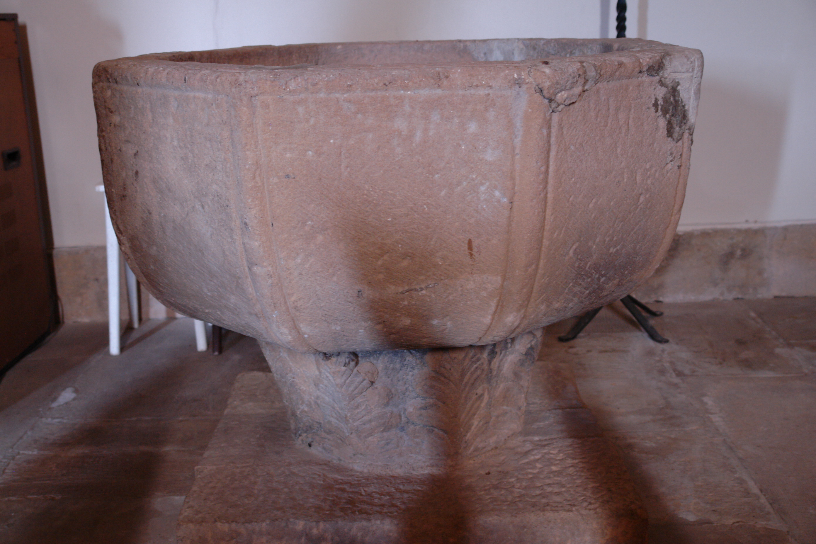 Canes del ábside, que representan una variada colección de figuras