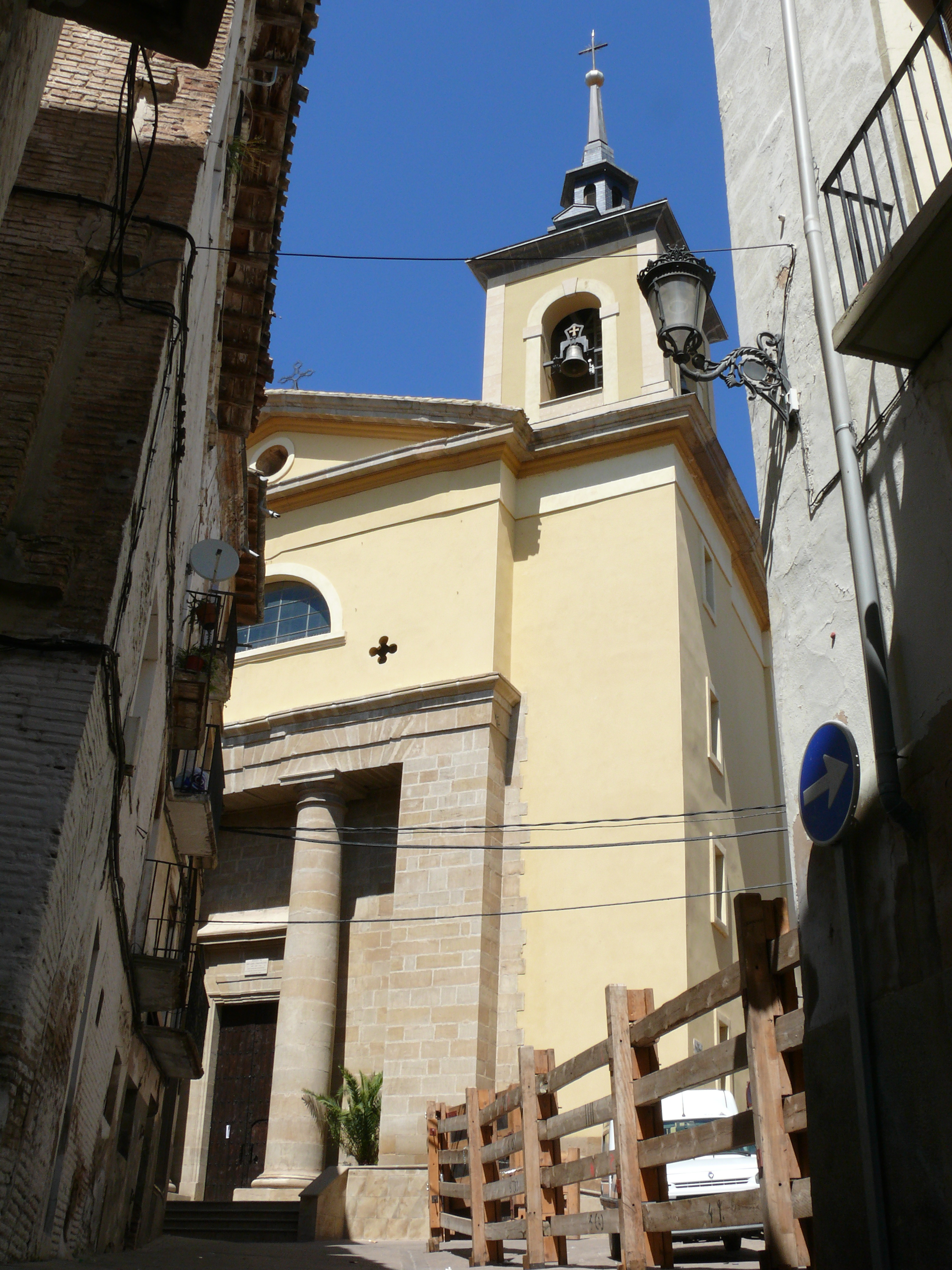 Fachada principal de la parroquia de San Juan Evangelista, entre calles. (JAV)