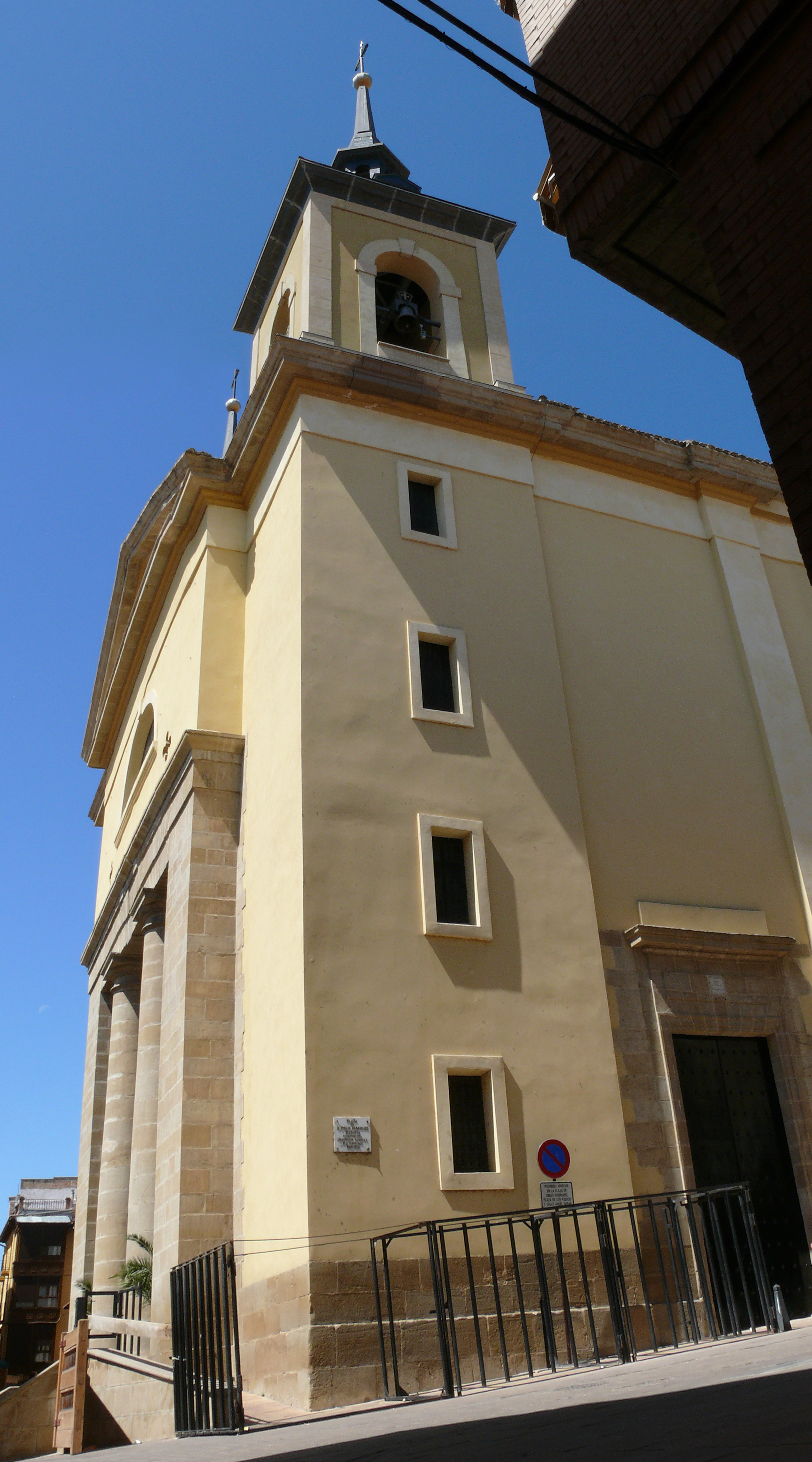 Vista lateral de la fachada y una de las dos torres. (JAV)