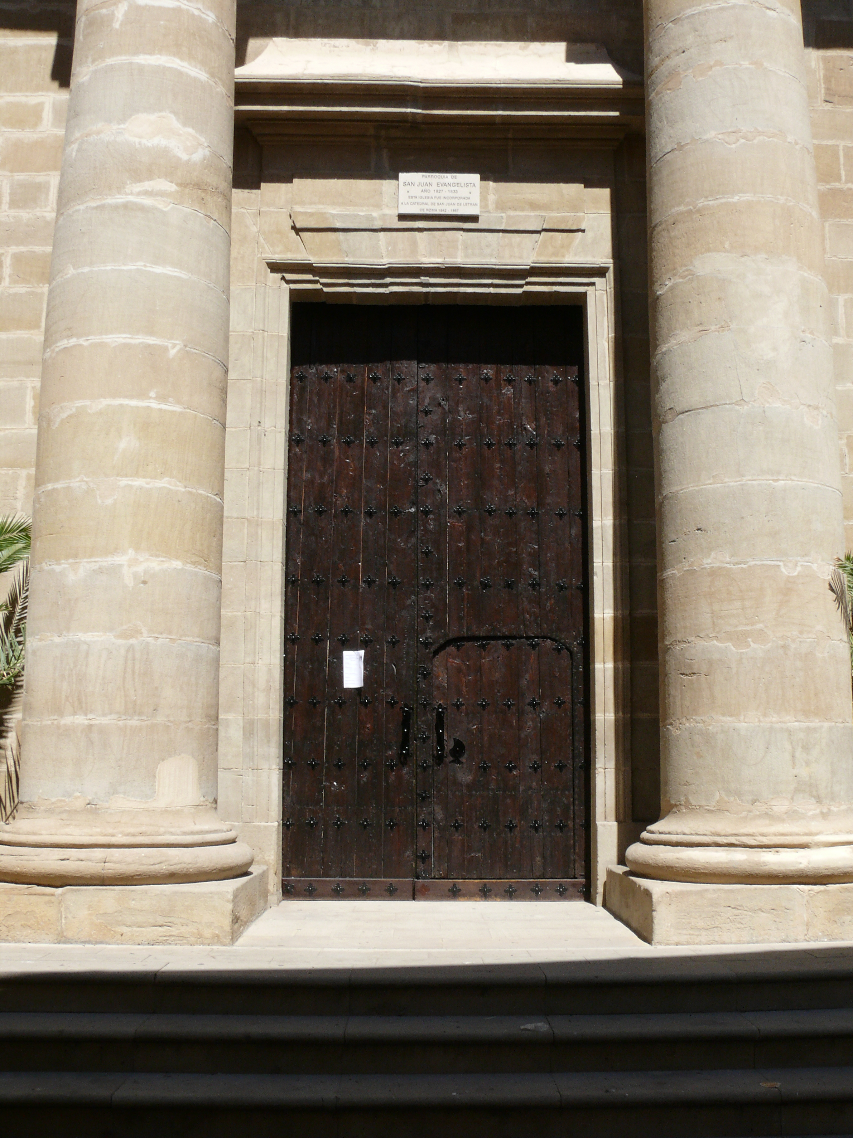 Puerta principal de acceso, a los pies del templo. (JAV)