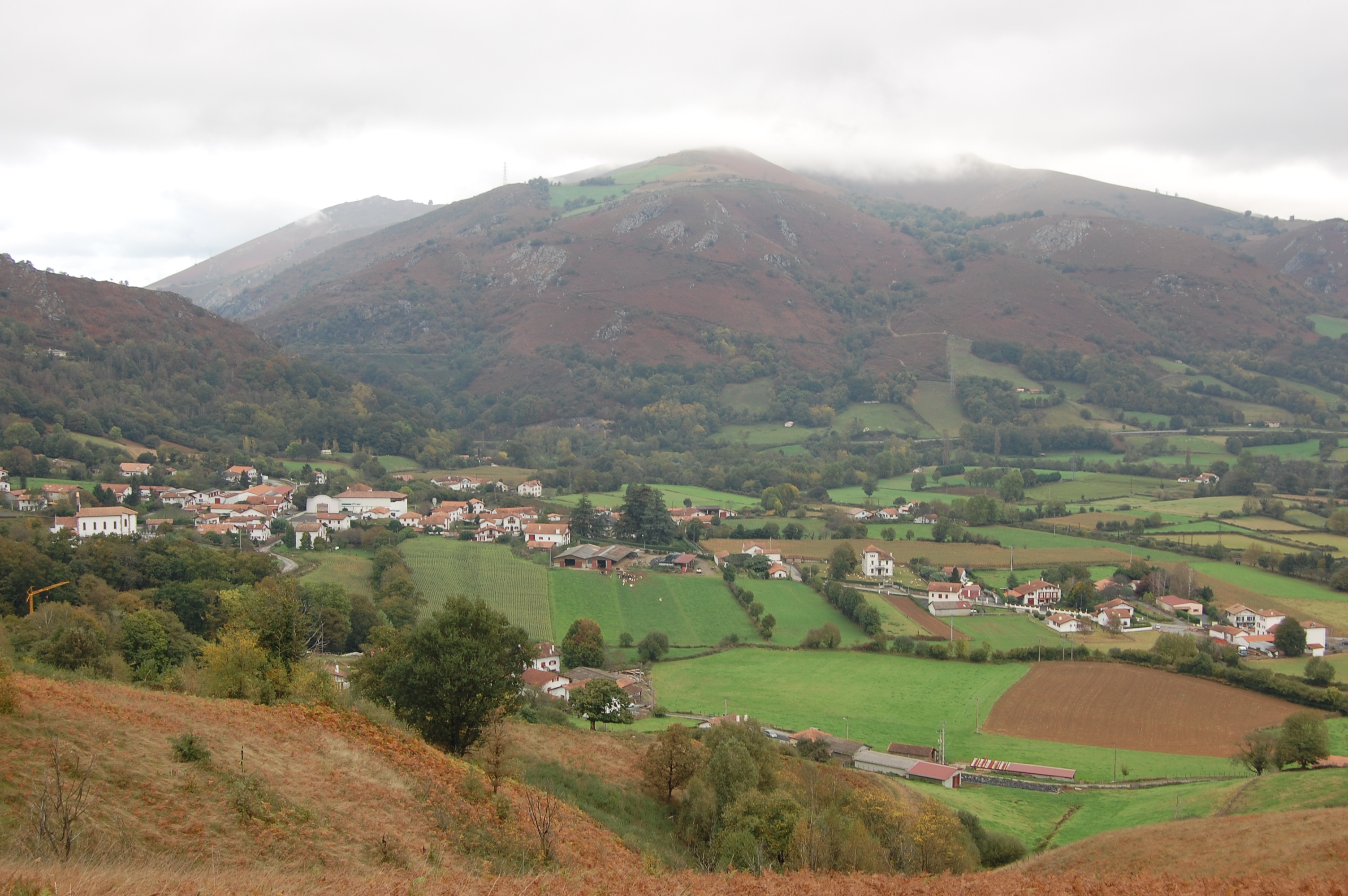 El pueblo bajo las montañas