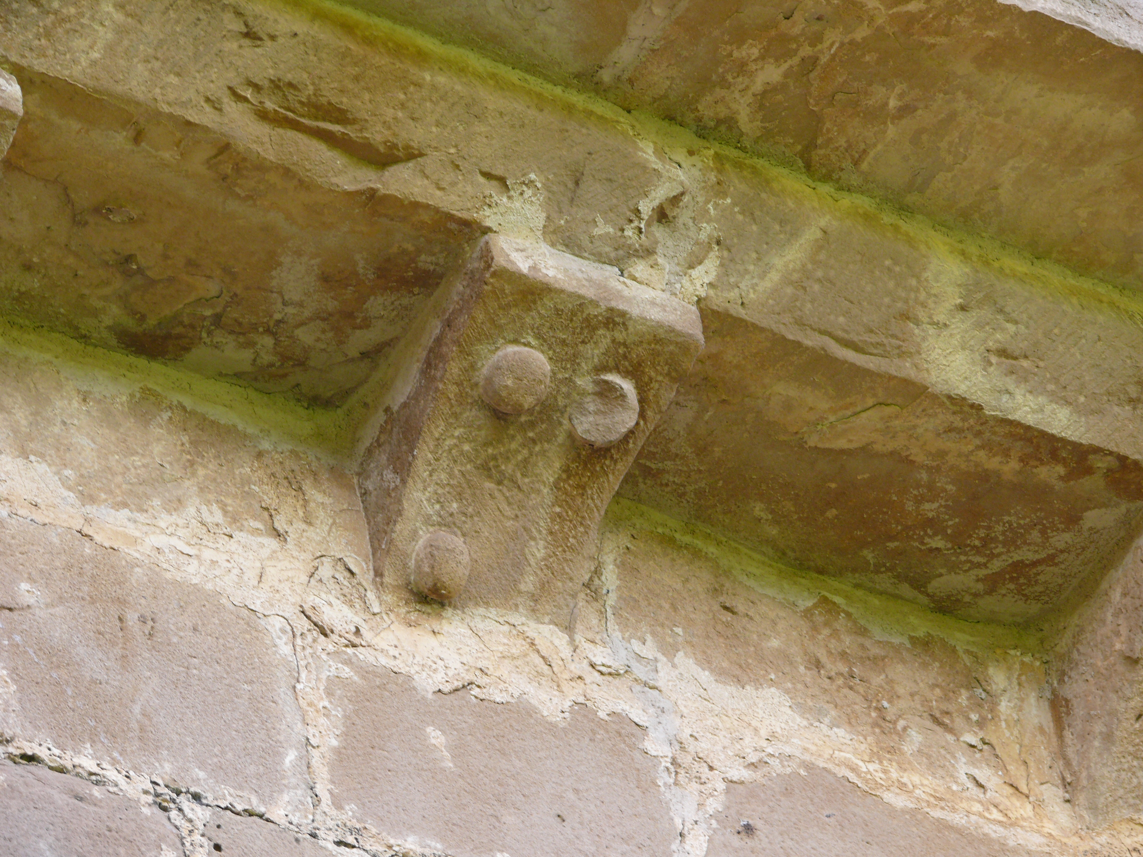 Alero del tejado. Can con decoración de bolas. (JAV)