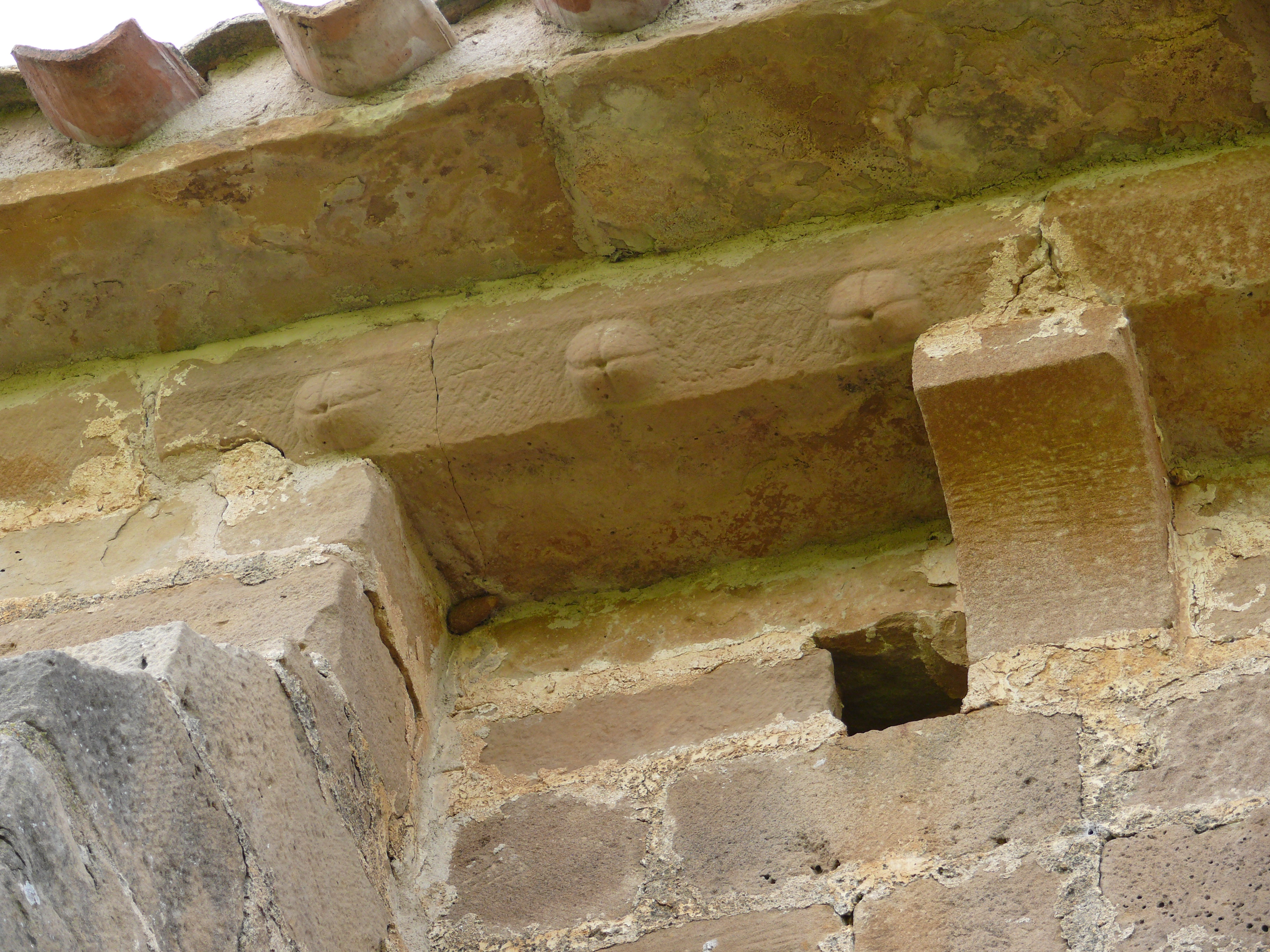 Alero del tejado. Can liso y cornisa decorada. (JAV)