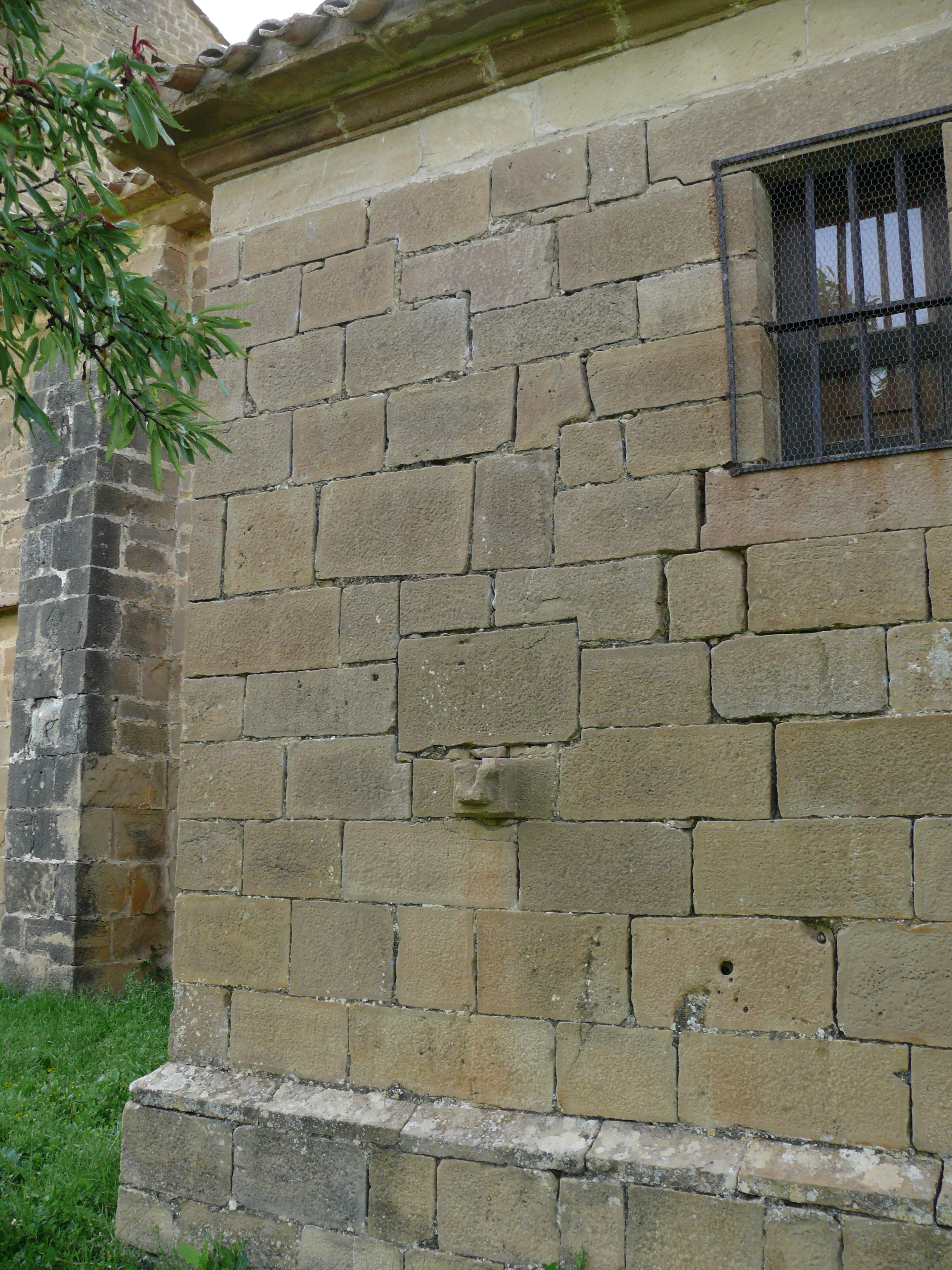 Exterior de la sacristía. Salida del desagüe de la fuente de esta estancia. (JAV)