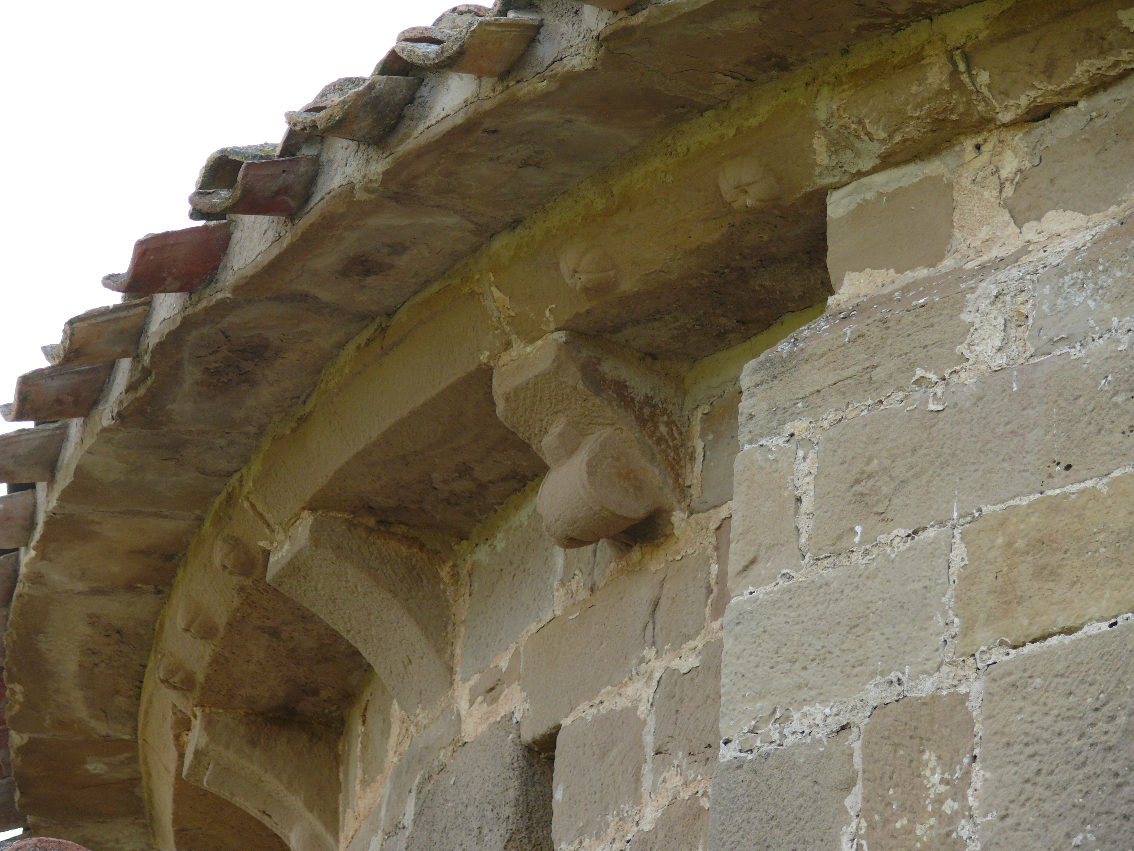Alero del ábside. Can decorado con un barril y cornisa decorada. (JAV)