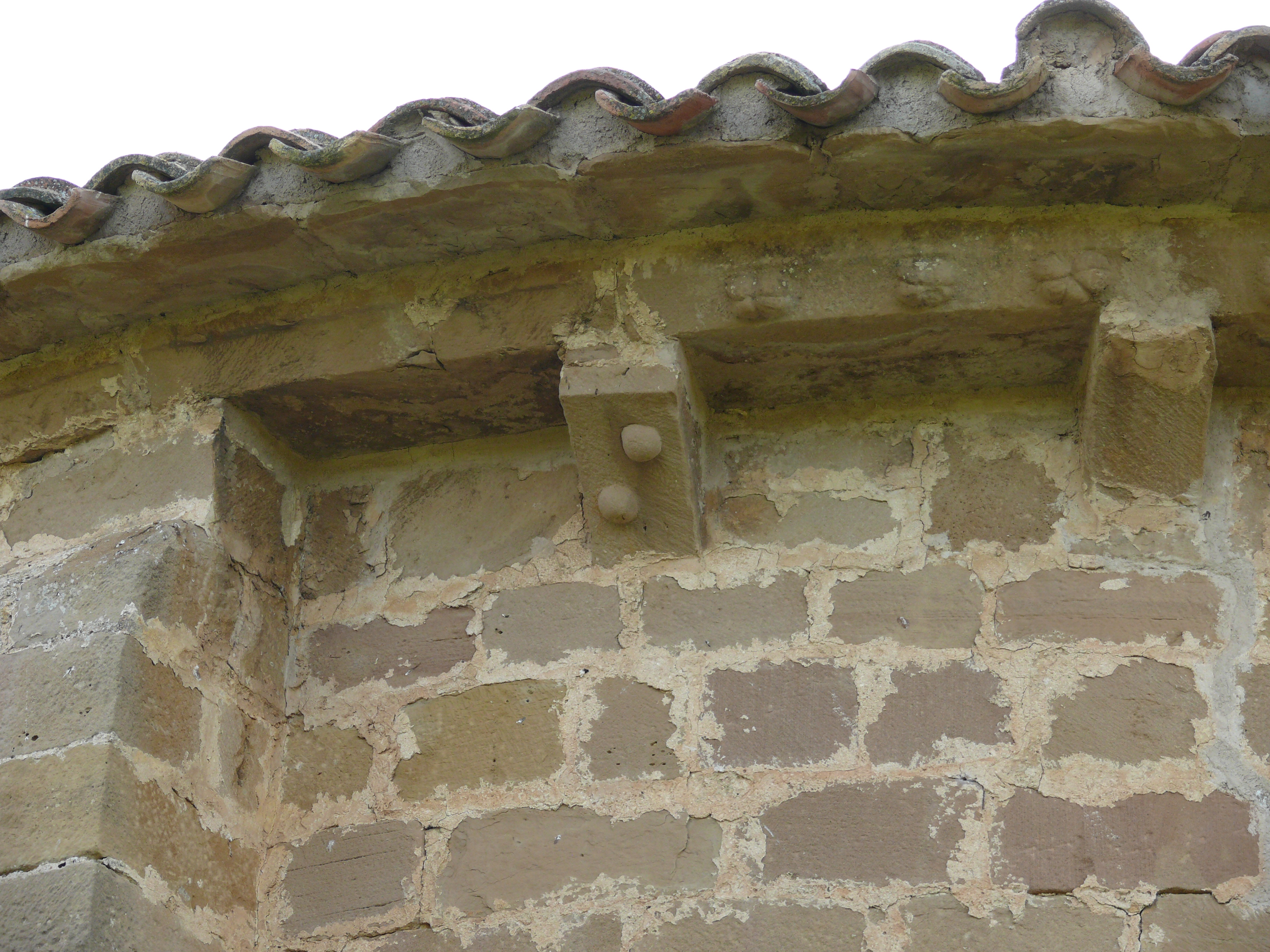 Alero del ábside. Can con bolas y cornisa decorada. (JAV)