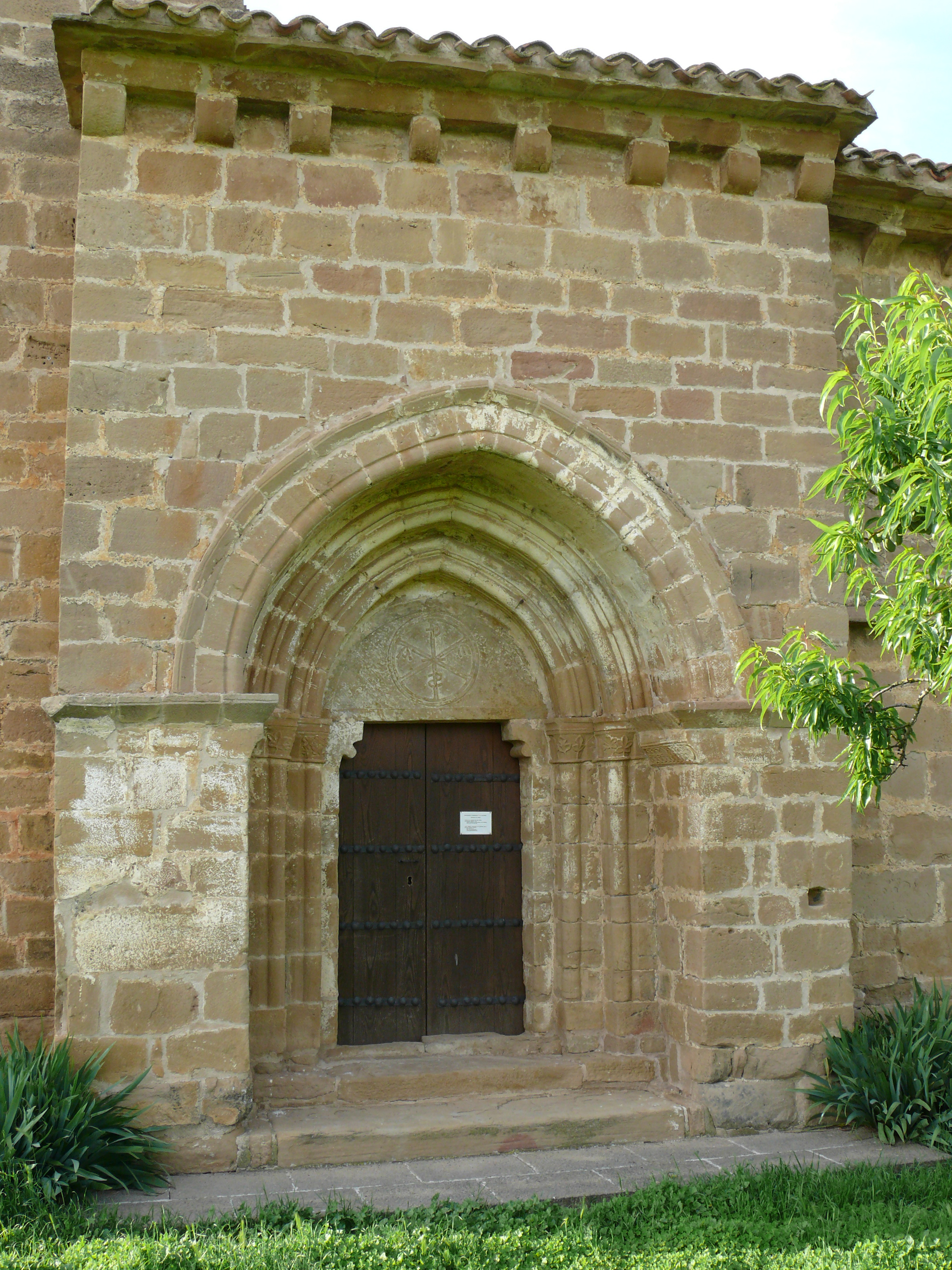 Vista de la puerta de entrada y su arco. (JAV)