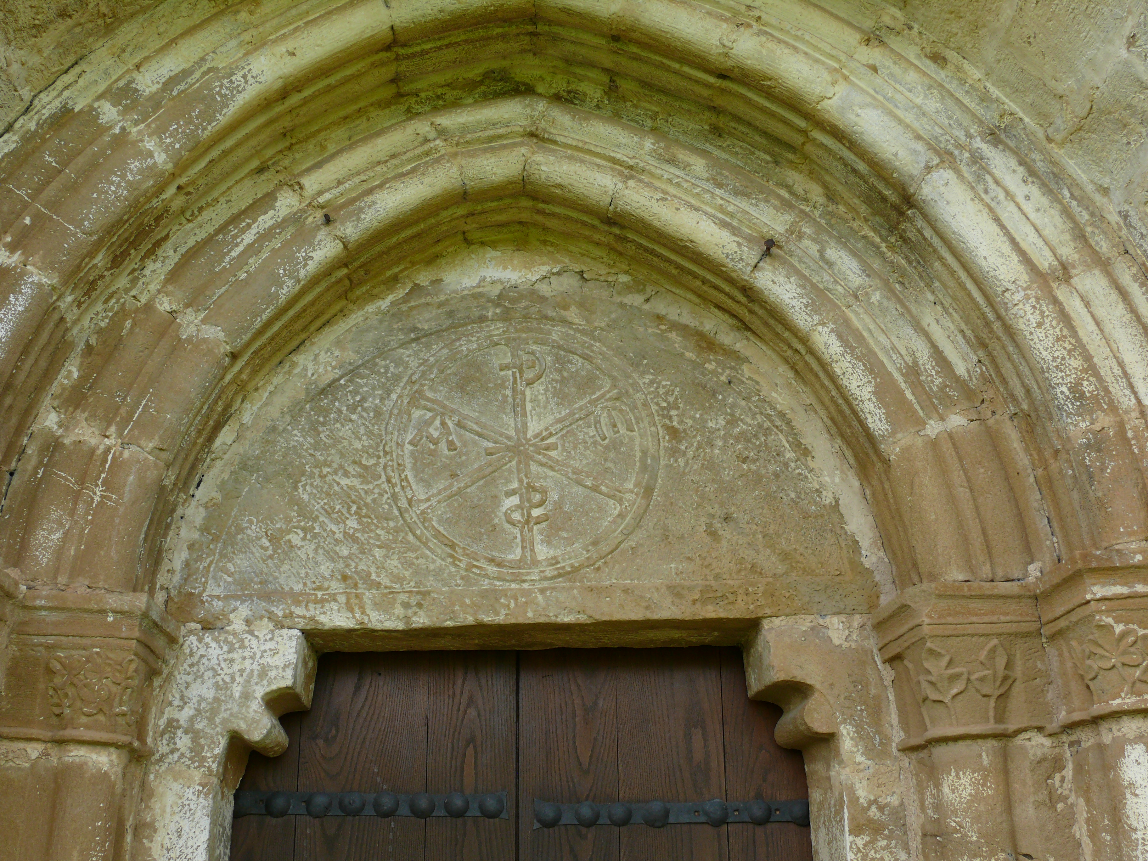 Tímpano del arco de entrada. Crismón. (JAV)