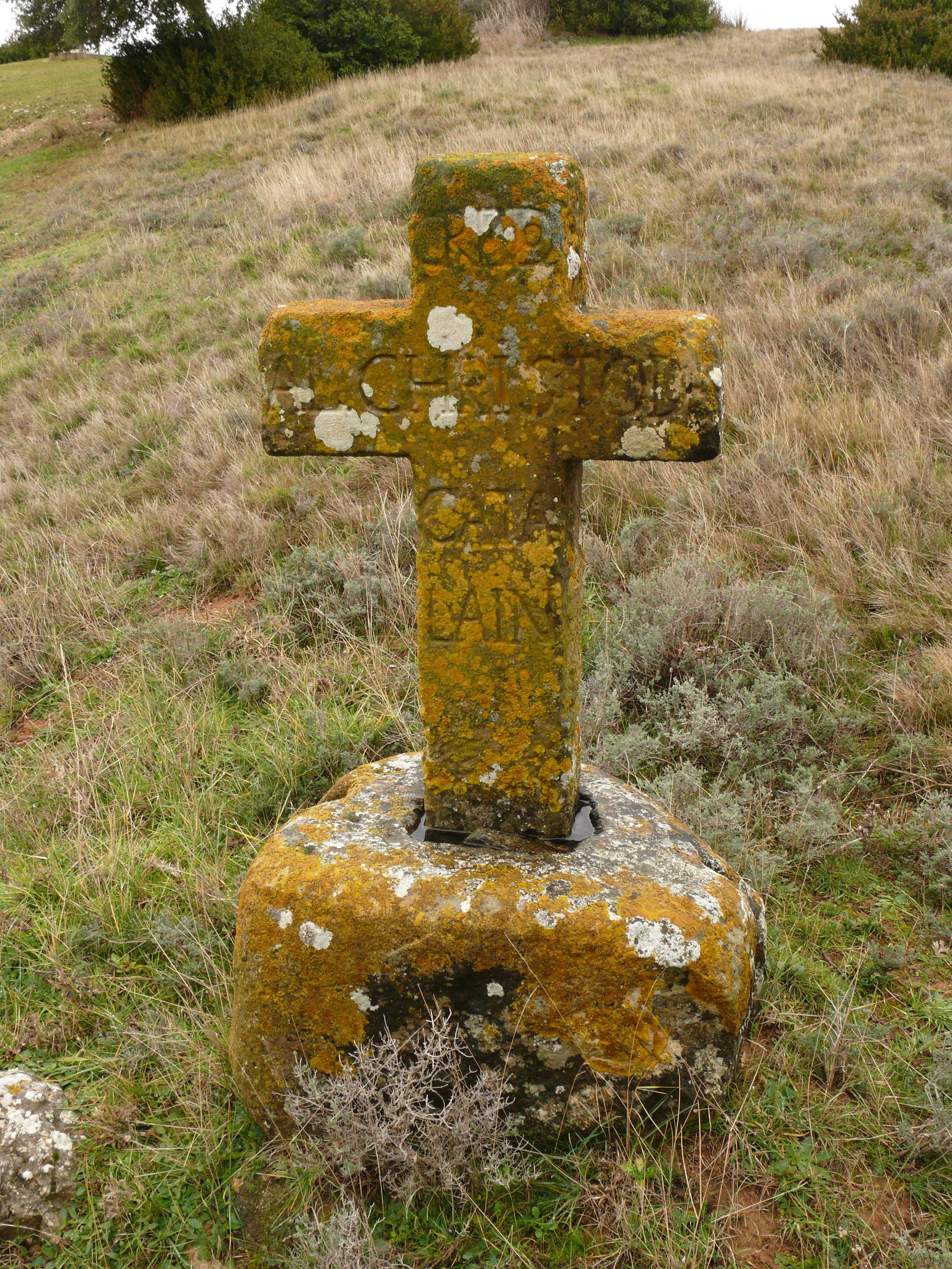 Cruz de la Cuesta del Cristo. En ella puede leerse: CREDO / AL CHRISTO DE / CATA / LAIN. (JAV)