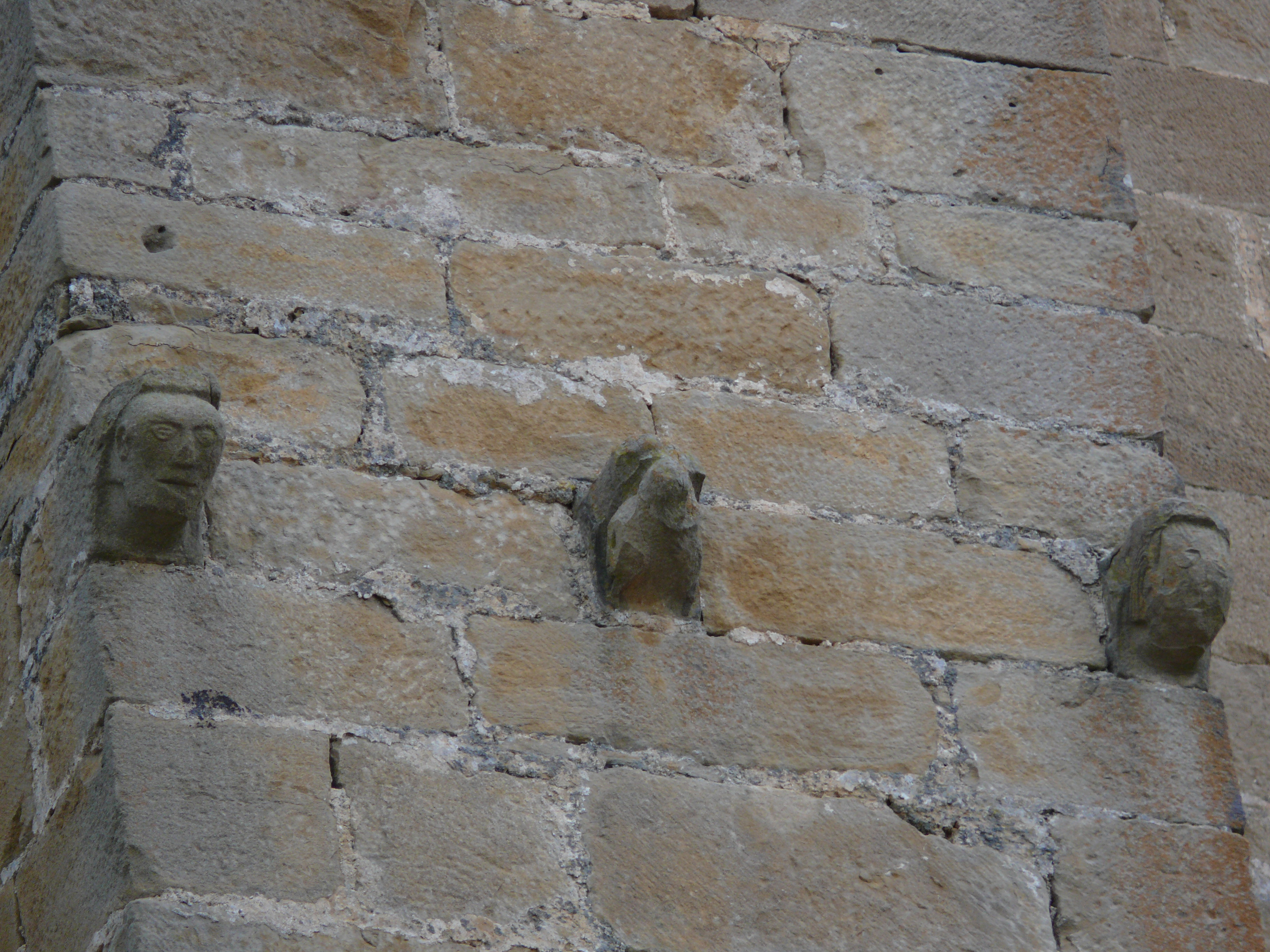 Contrafuerte del campanario. Canecillos. (JAV)