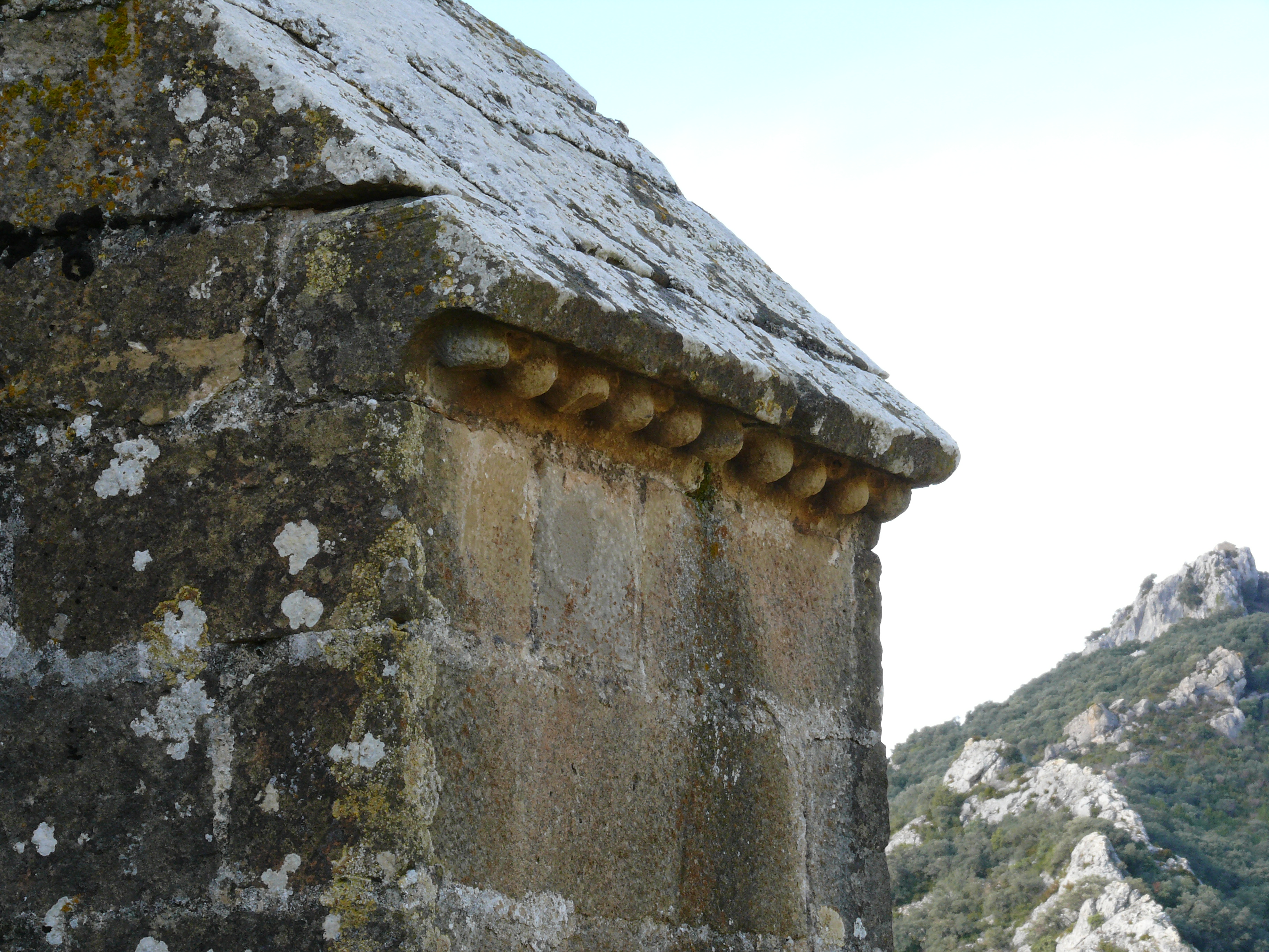 Detalle de otro de los contrafuertes de la imagen anterior, también rematado con una cornisa de bolas. (JAV)