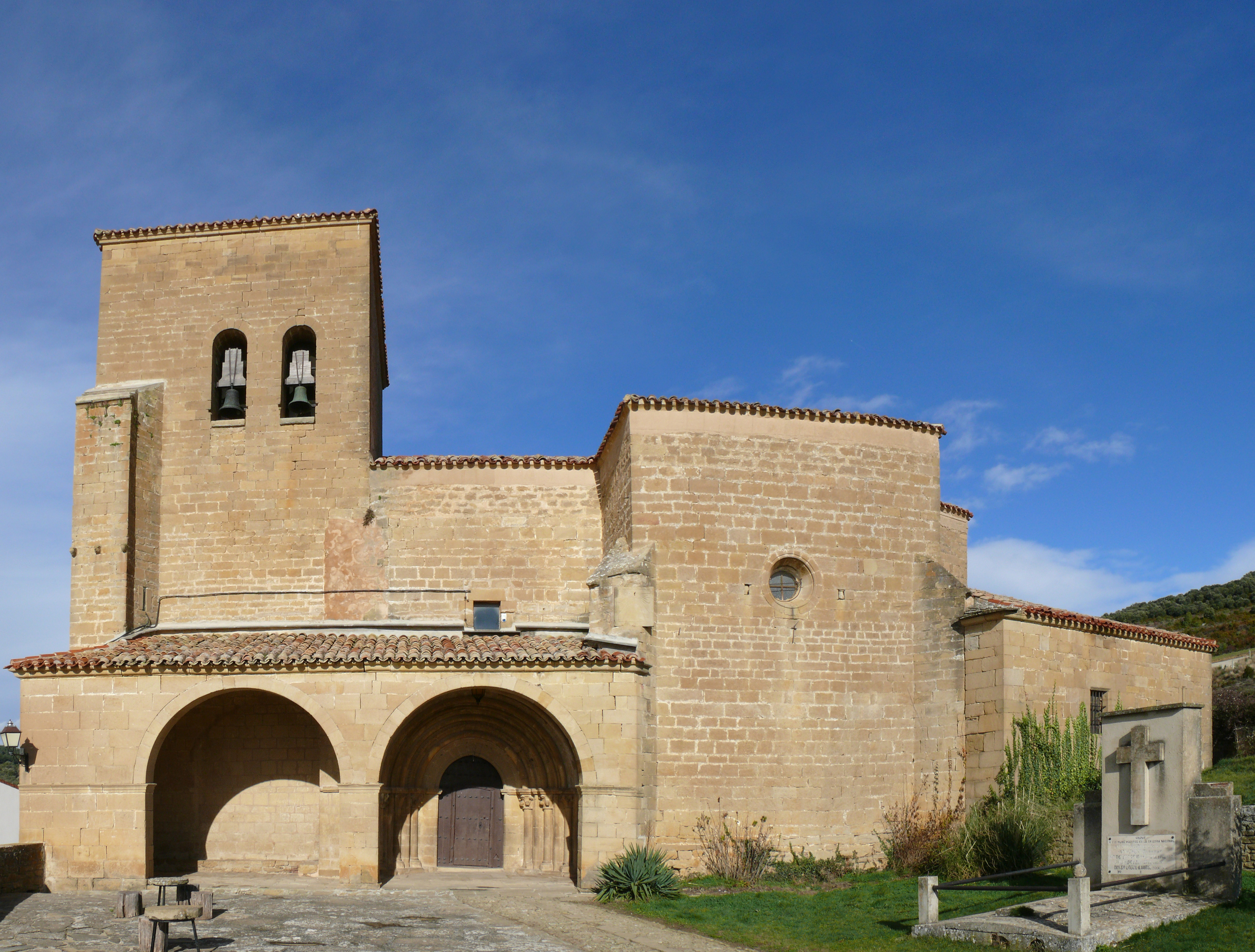 Lateral de la Epístola, en el que se halla la entrada de la iglesia. (JAV)