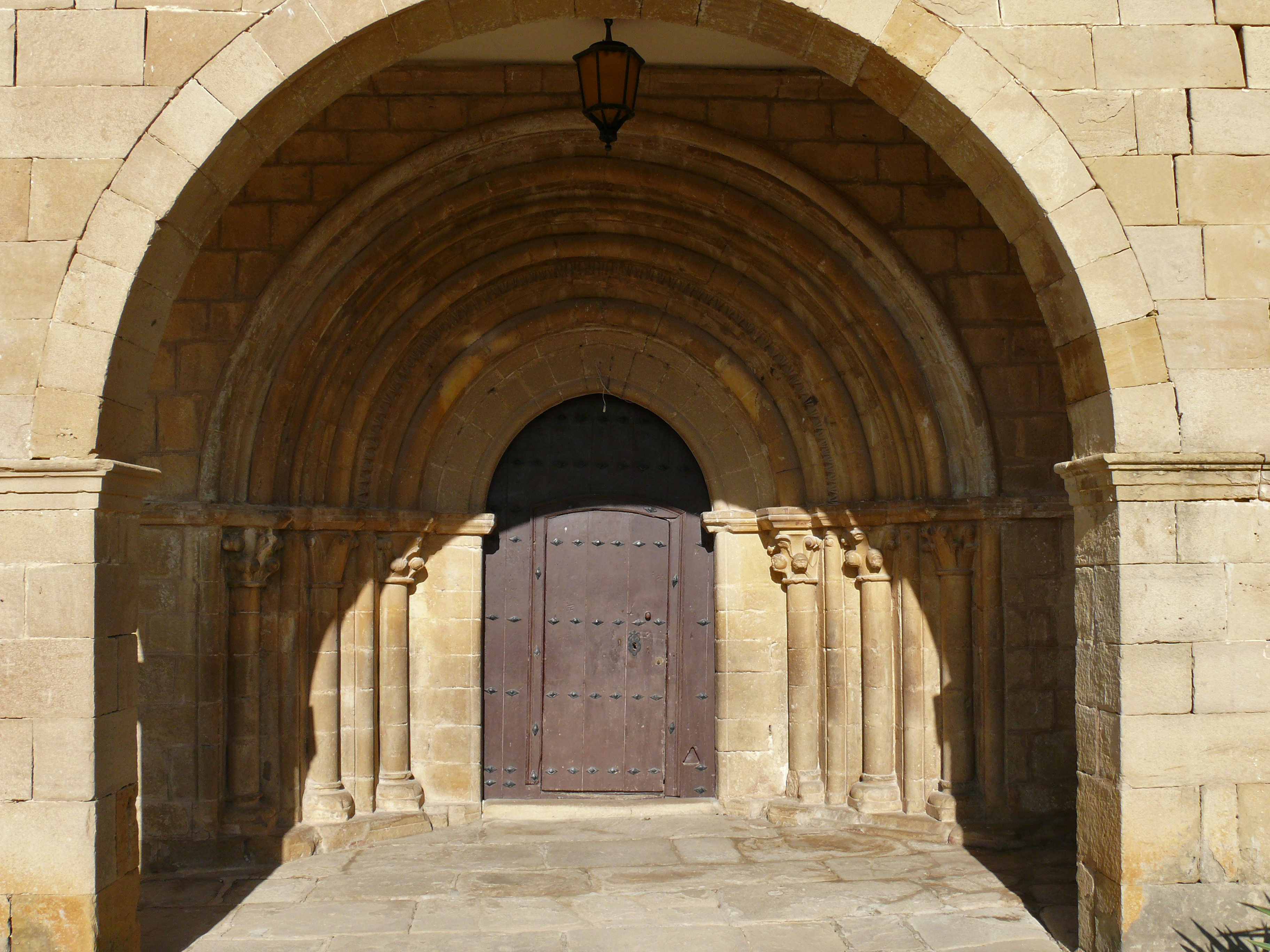 Arco de entrada a la iglesia. (JAV)
