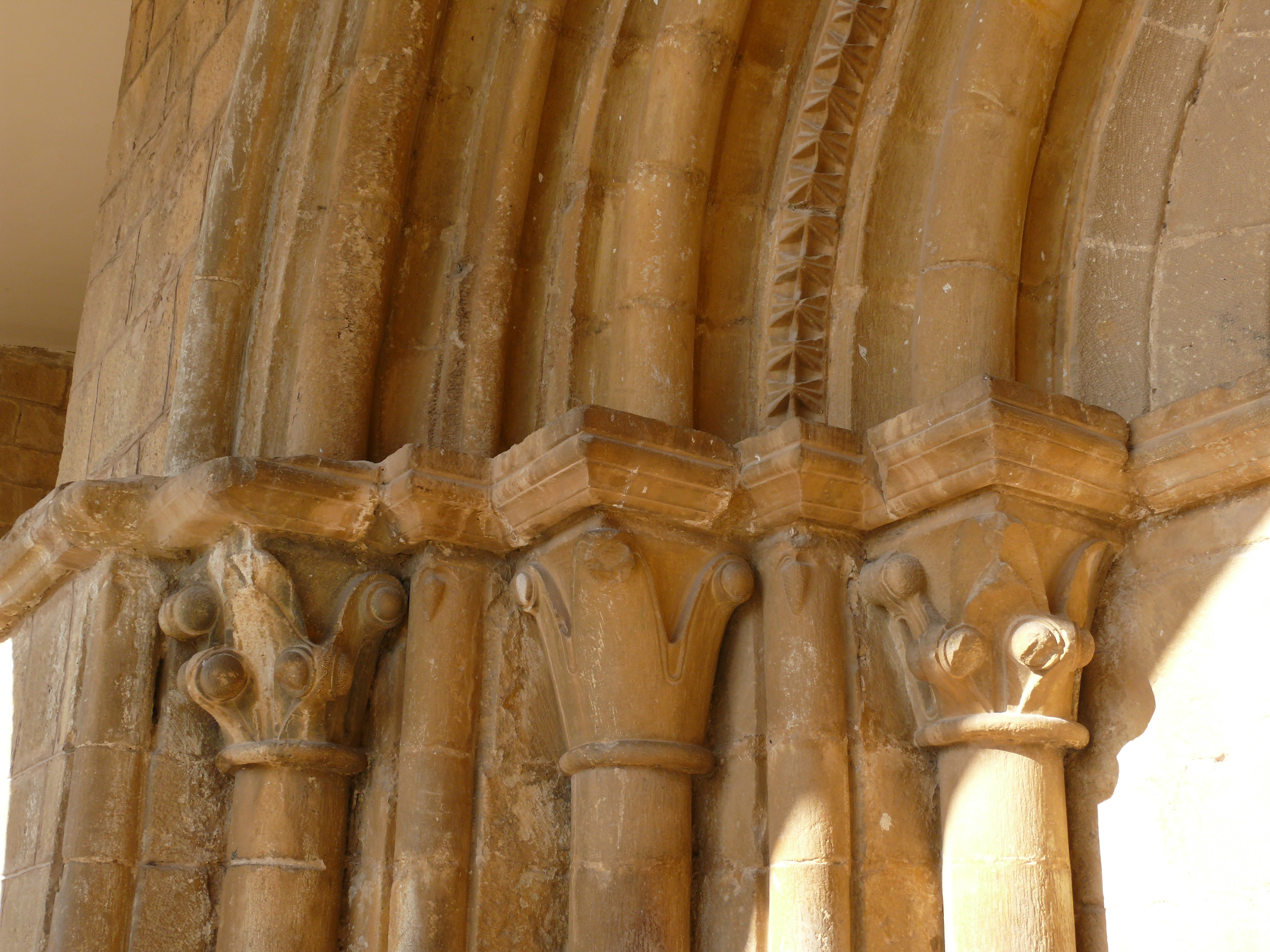 Capiteles del lado izquierdo del arco.(JAV)