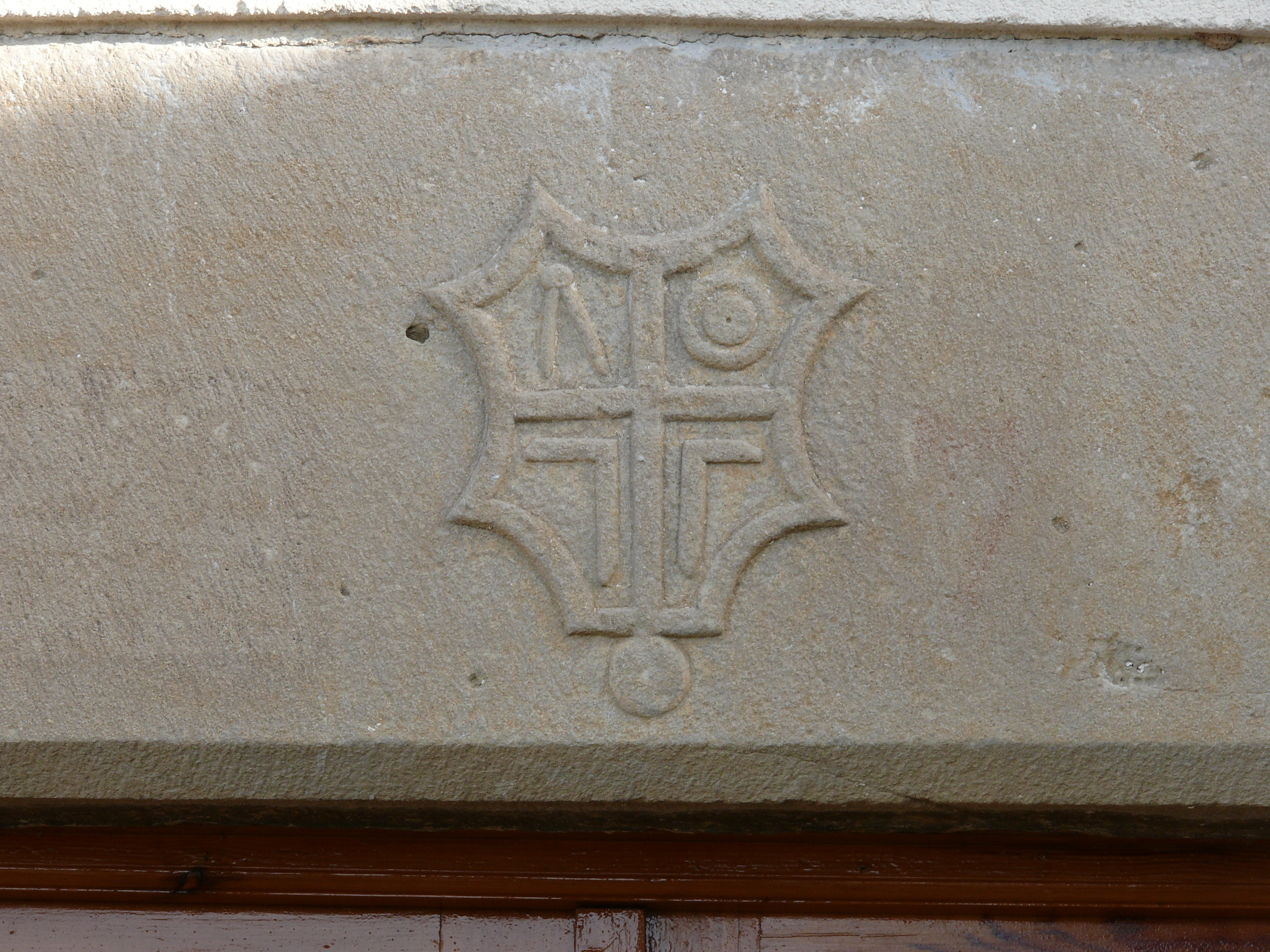 Escudo en el dintel de la entrada de la casa El Casetero. (JAV)