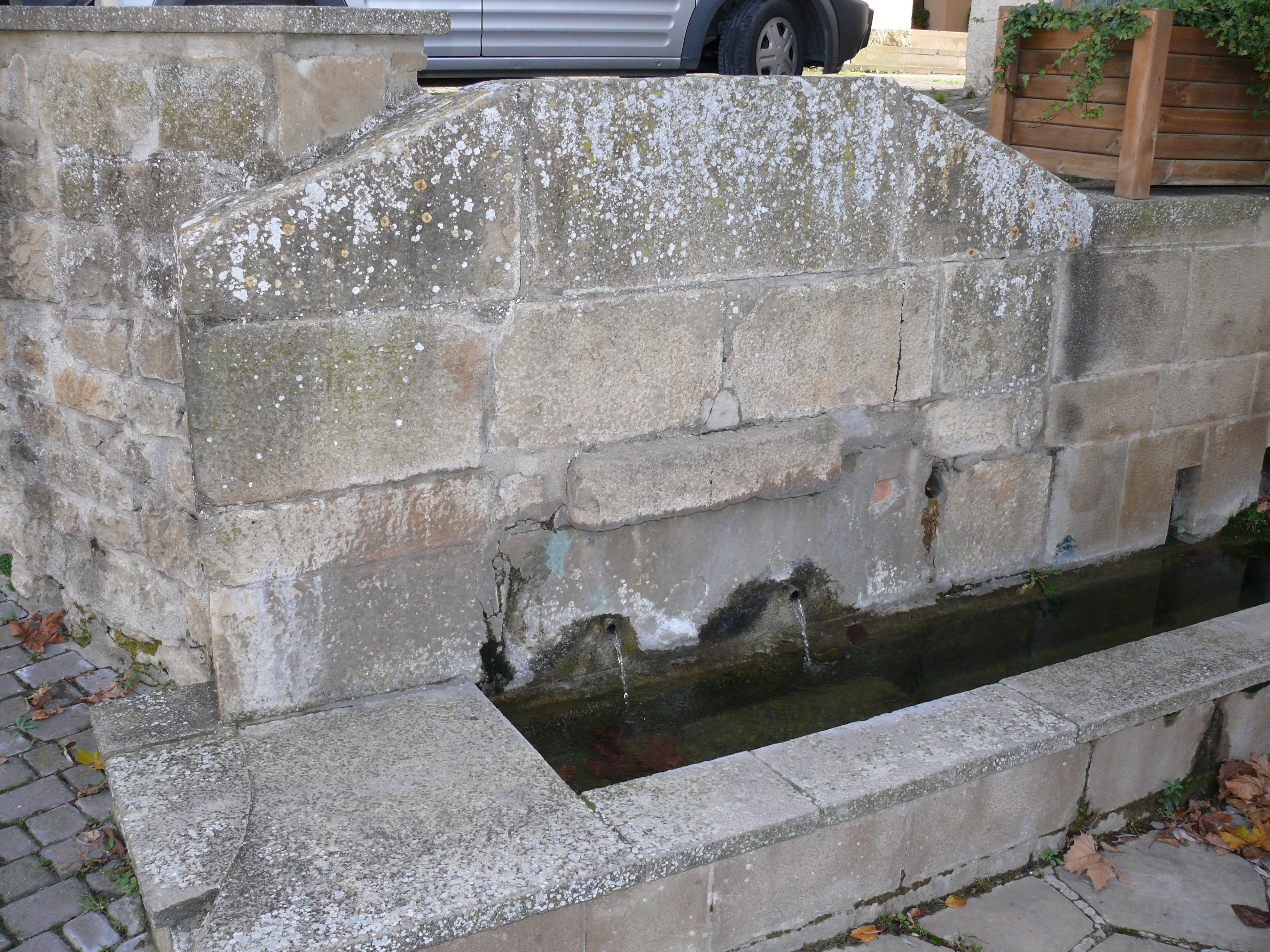 Fuente original. En ella se abastecían de agua las casas de la parte baja del pueblo. (JAV)