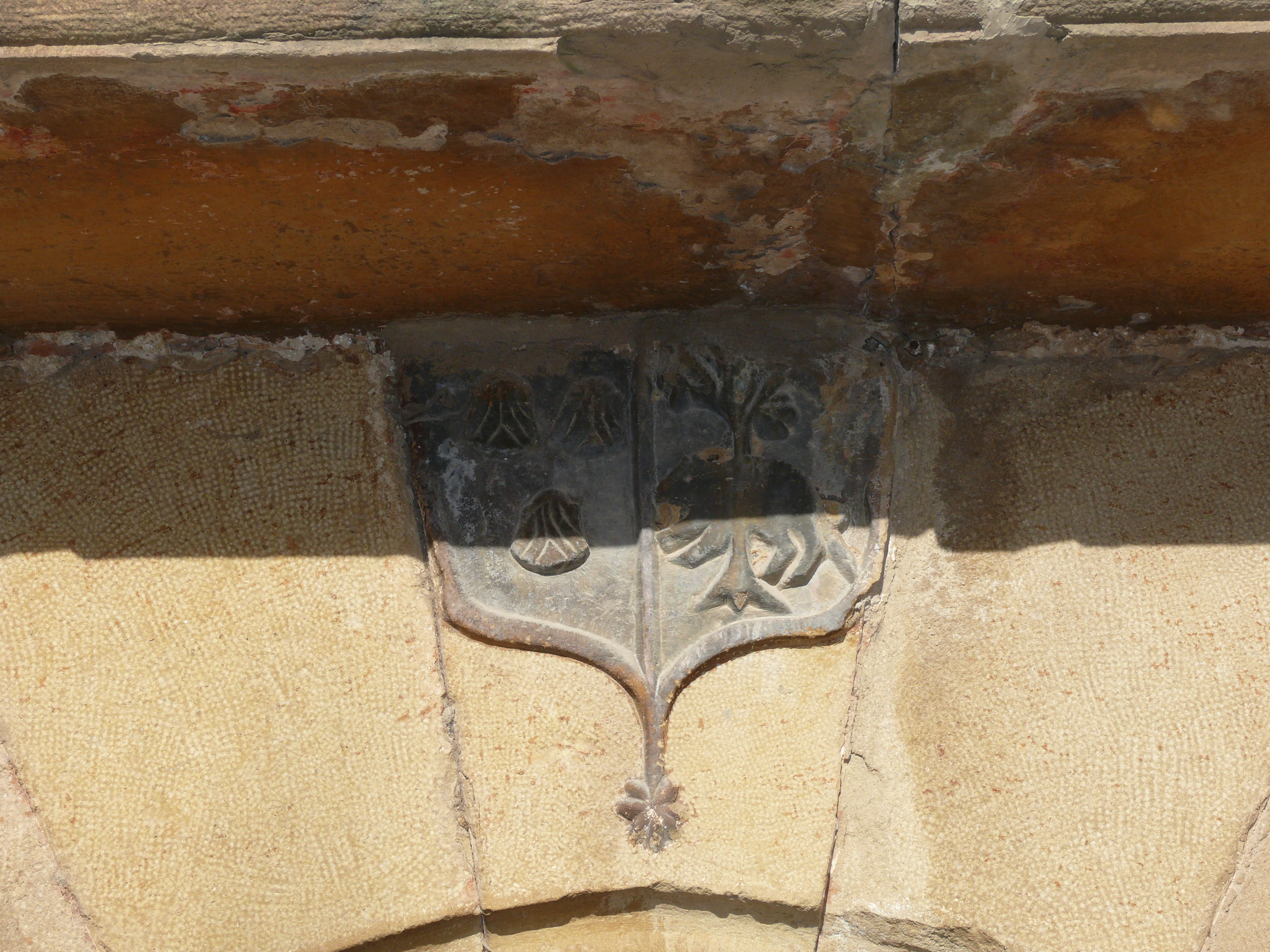 Escudo en la clave del arco, semitapado por el balcón de la primera planta. (JAV)