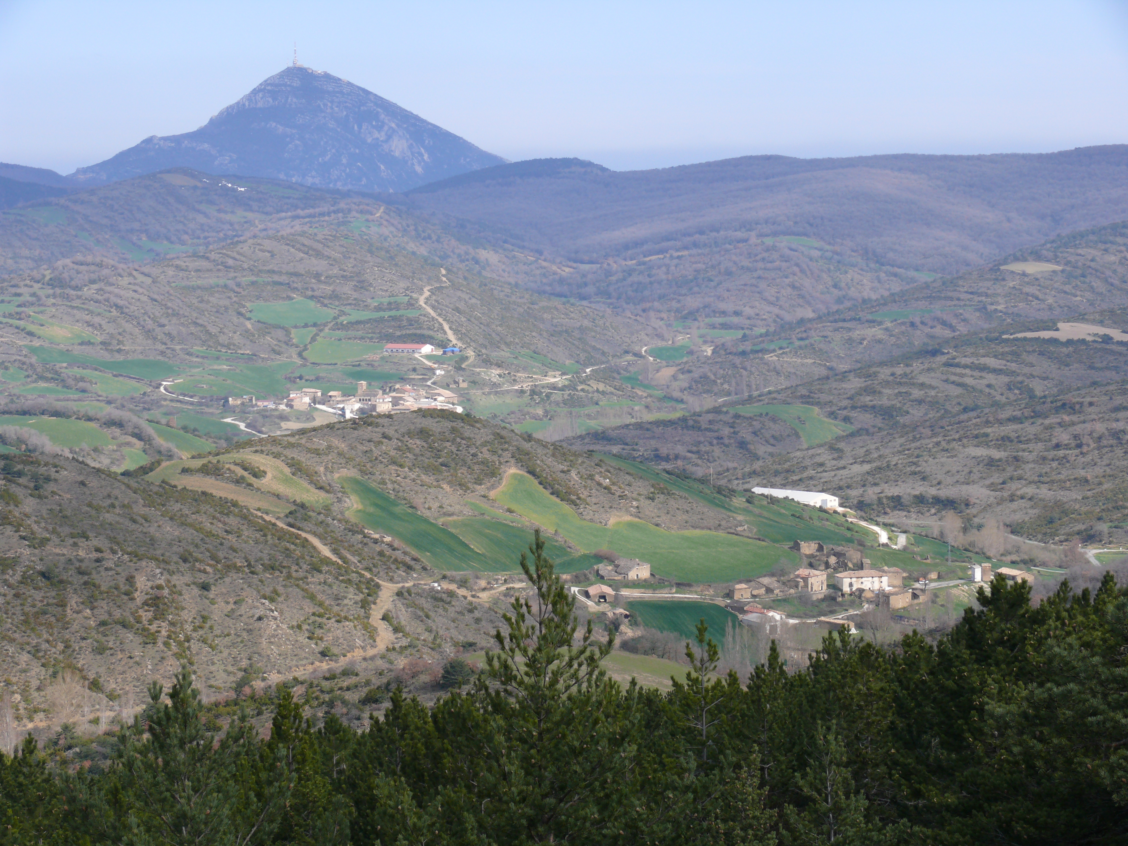 Vista de Uzquita (abajo) y Leoz. (Imagen JAV)
